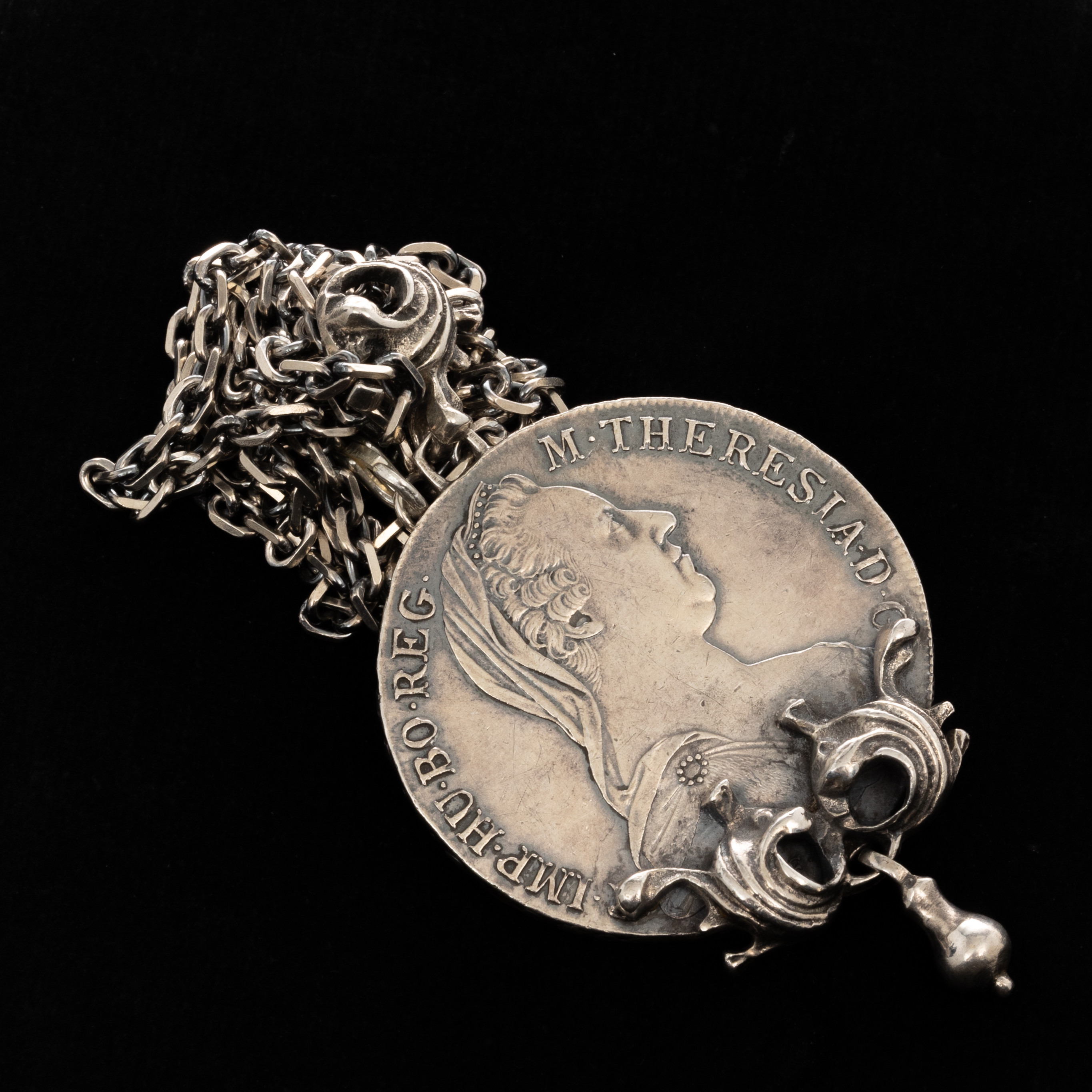 COLLIER, Silver.