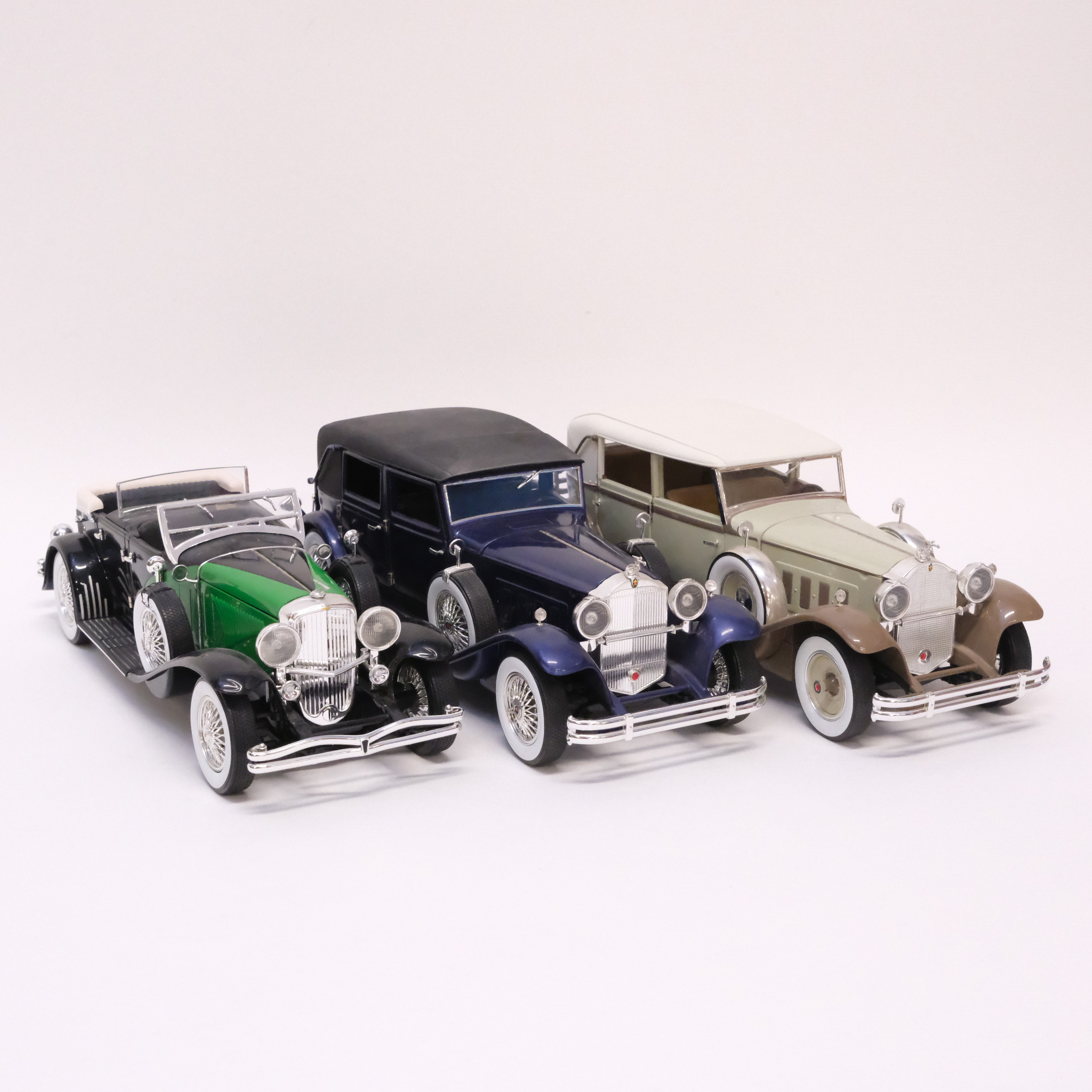 SIGNATURE MODELS. TRE MODELLBILAR. SKALA 1:18.