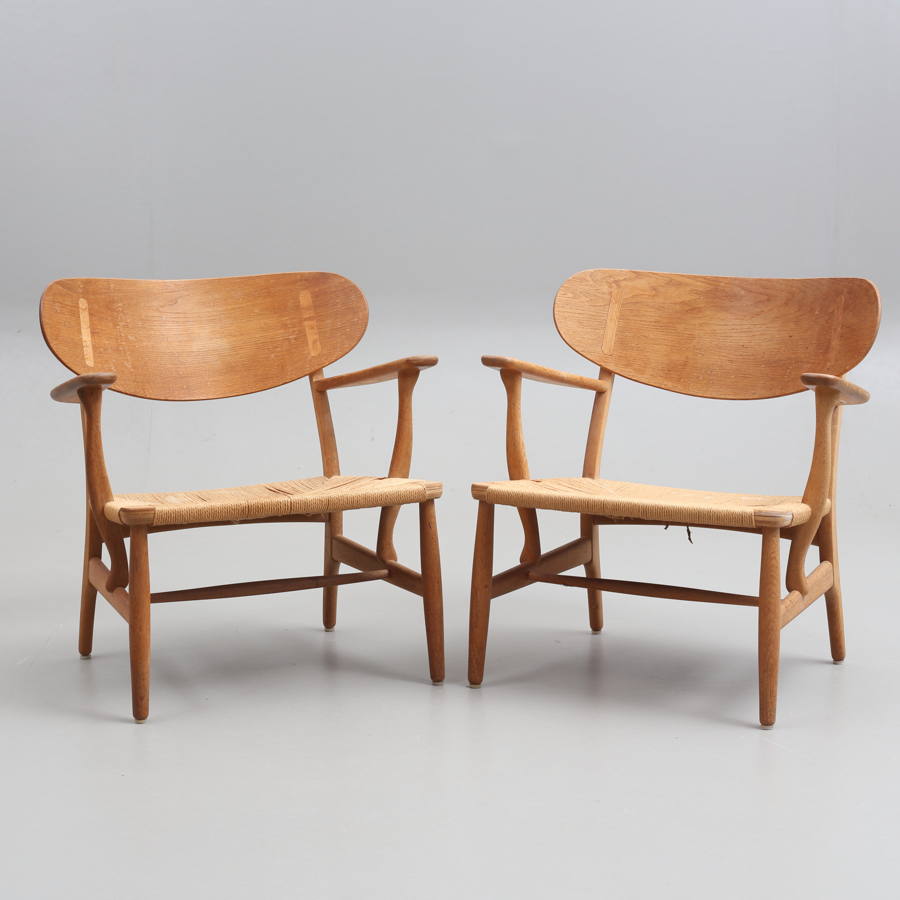 HANS J WEGNER. Fåtöljer, ett par, "CH-22", Carl Hansen & Sön, Danmark, 1960-tal.