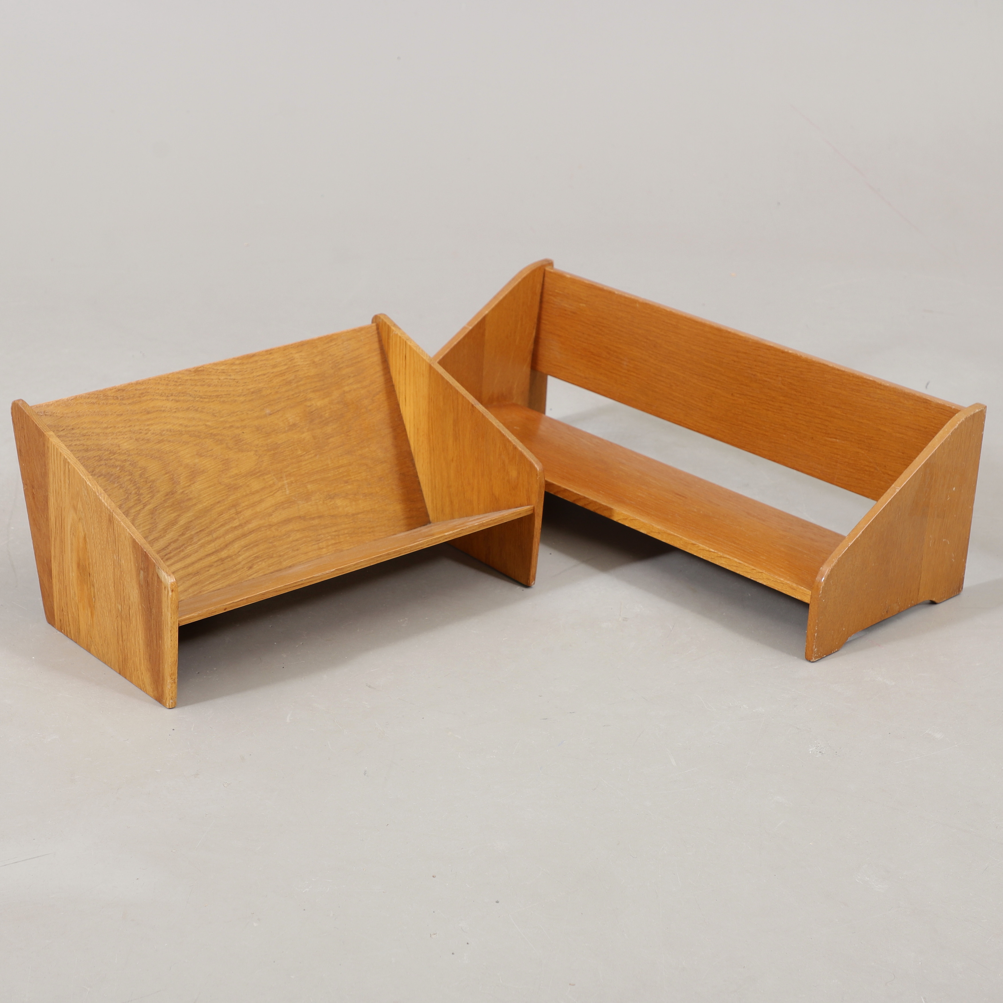 BOKKRUBBOR, 2 st, teak/ek, 1900-talets andra hälft.