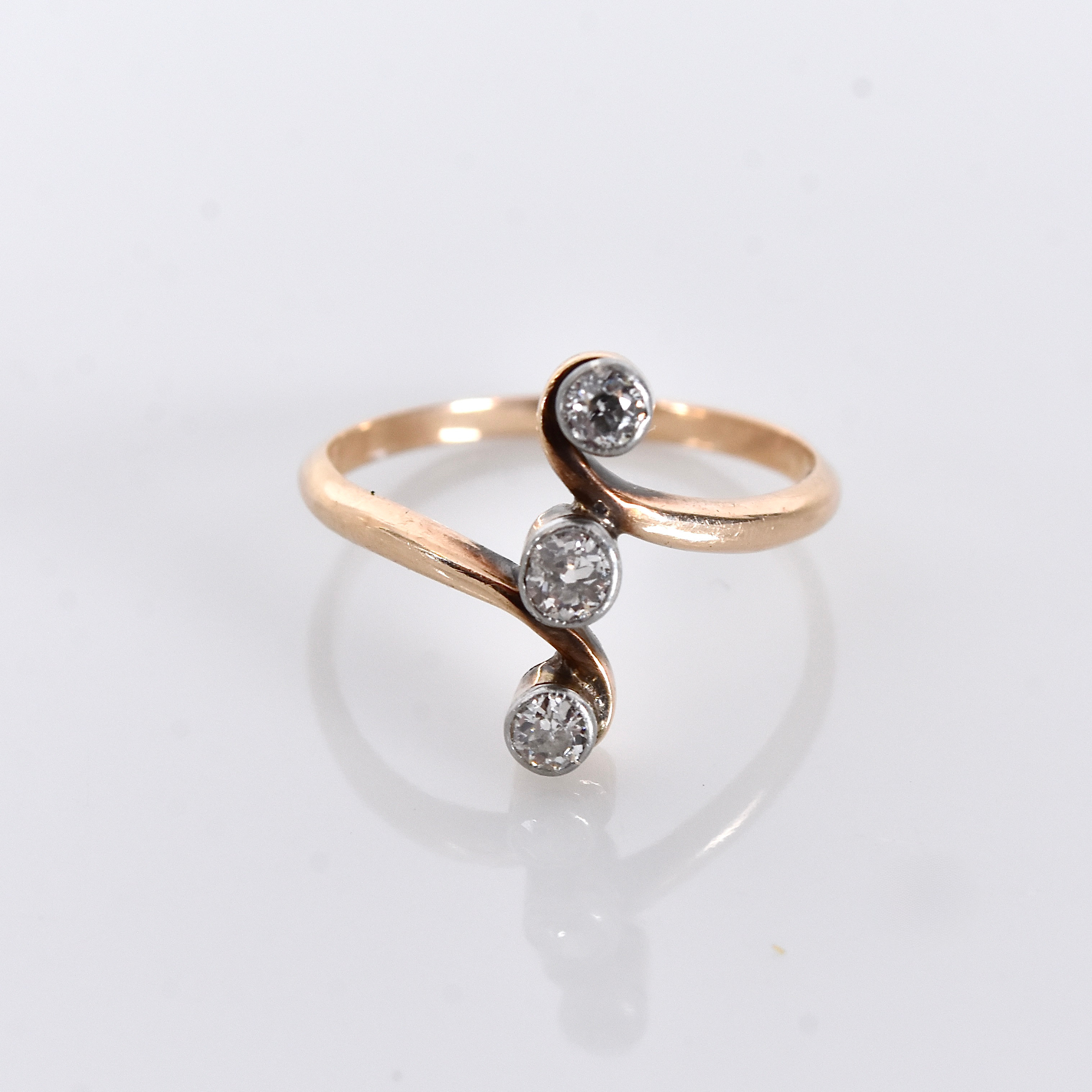 RING, 14 karat rödguld med 3 gammalslipade diamanter om totalt cirka 0,15 carat.