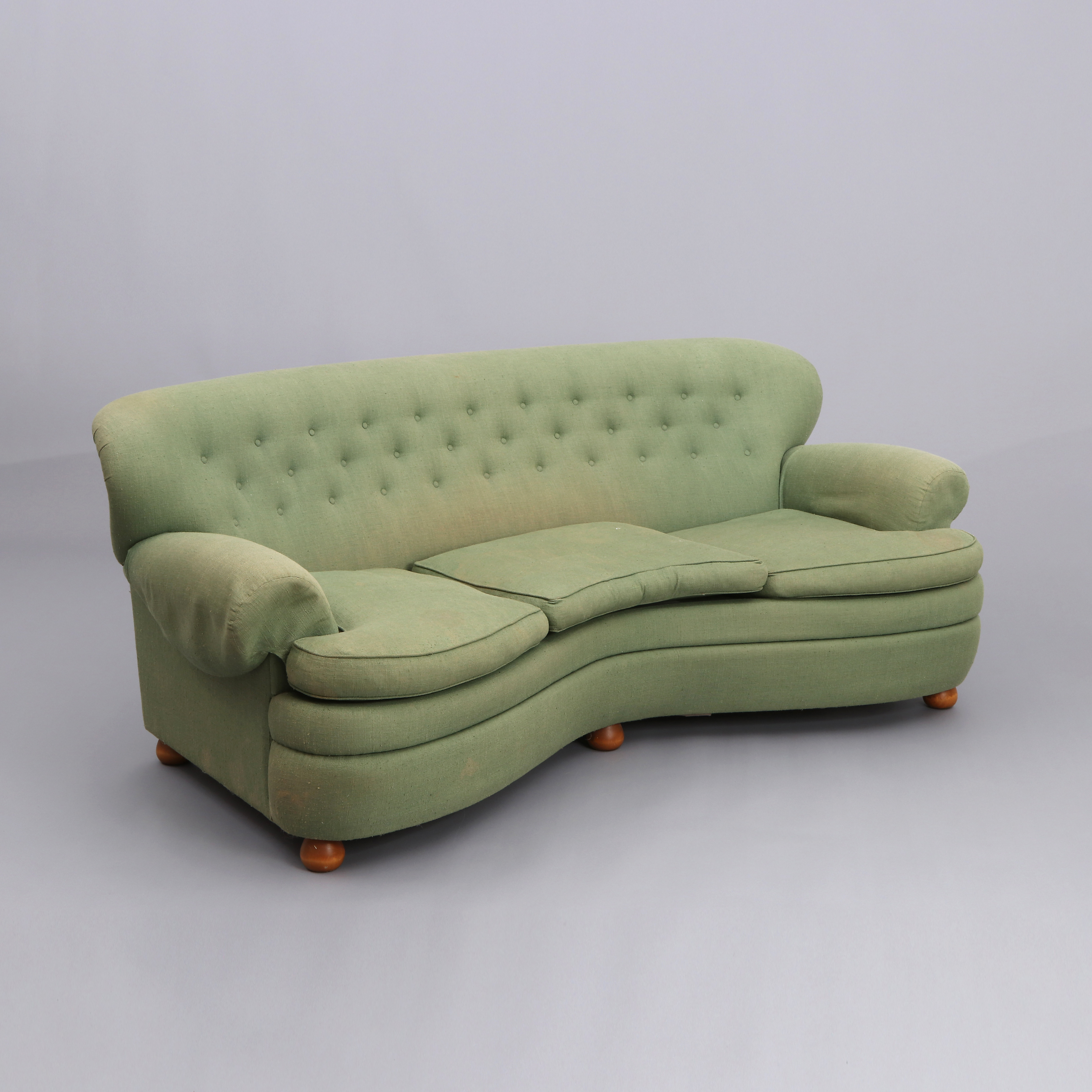 JOSEF FRANK. SOFFA. Textilklädsel. Svenskt Tenn, modell 968 "Bananen". Etikettmärkt undertill. Klädsel enligt uppgift i textilen "Vägen".