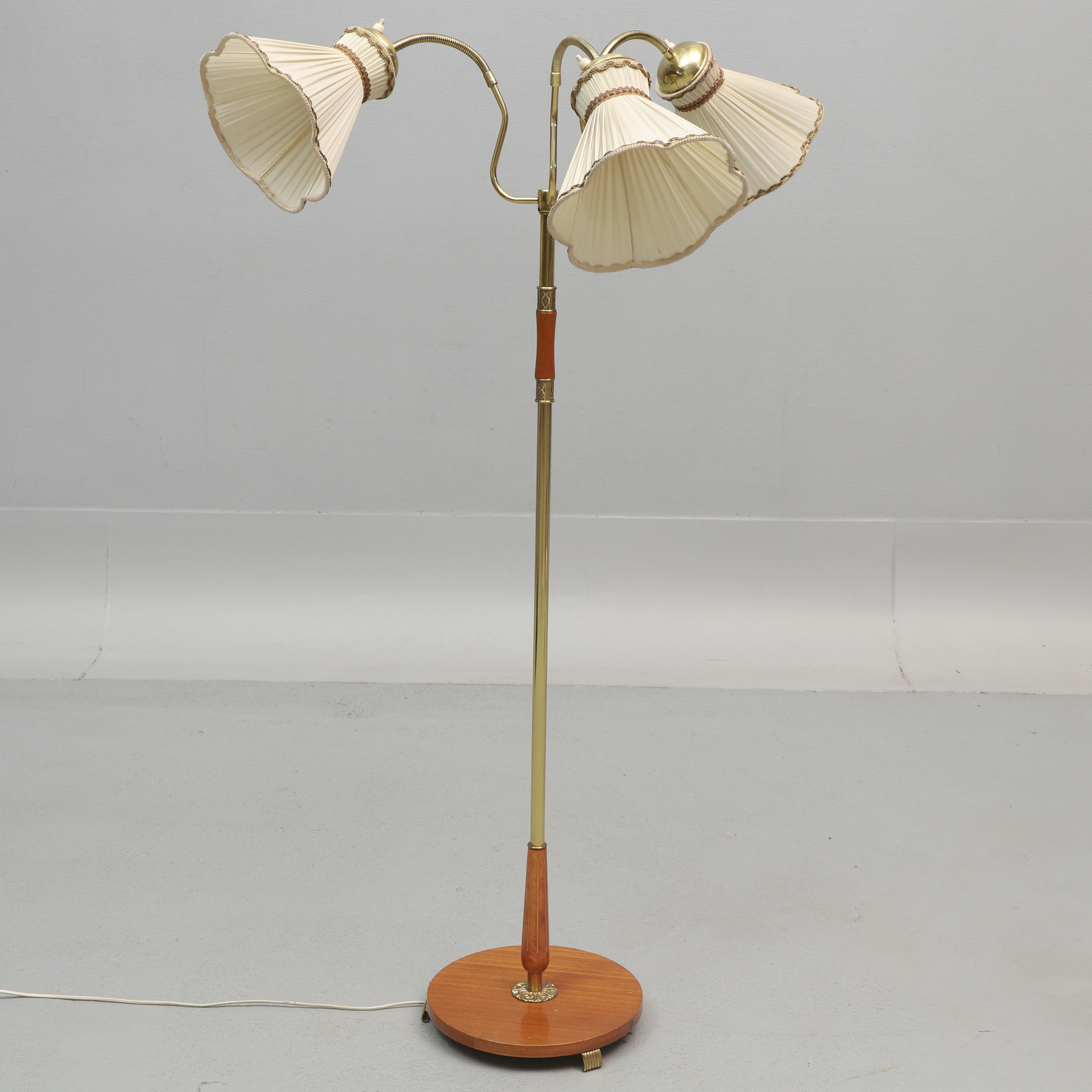 GOLVLAMPA, gulmetall & trä, Eskilstuna Elektrofabrik, 1900-tal.