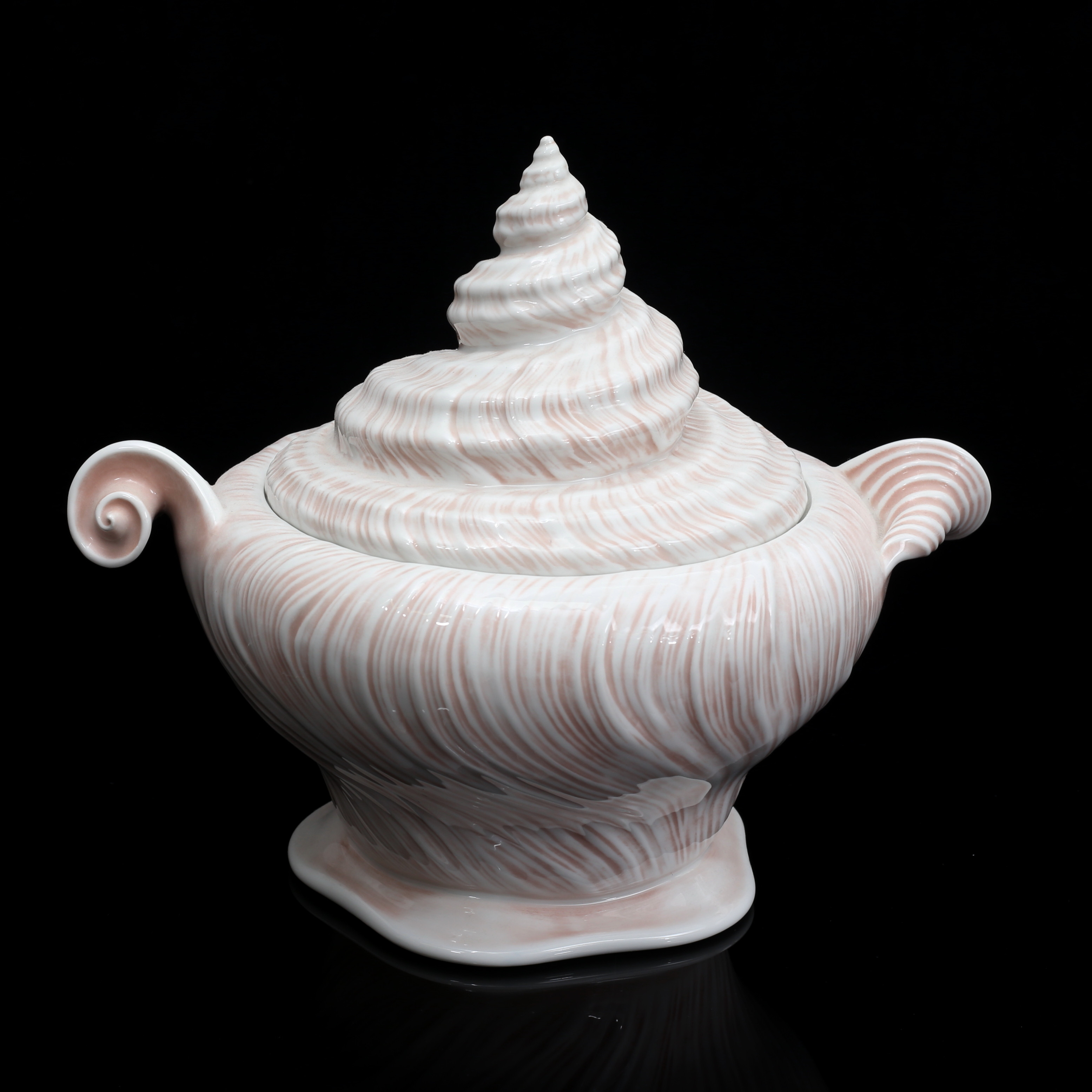 ARJE GRIEGST. Terrin, "Konkylie / Rosa Triton", porslin, modell 14180, Royal Copenhagen, 1978-1984.