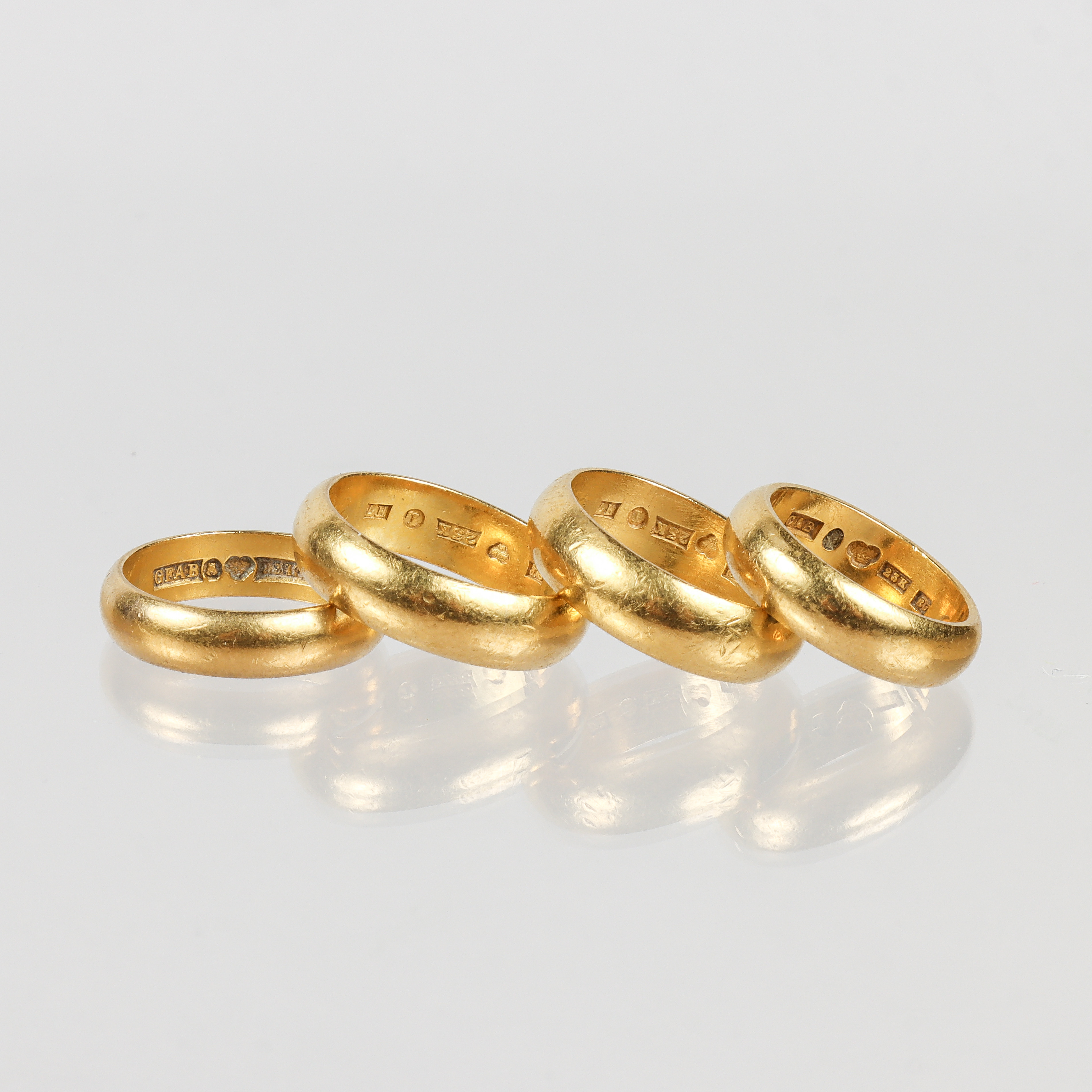 RINGAR 4 stycken 23k guld.