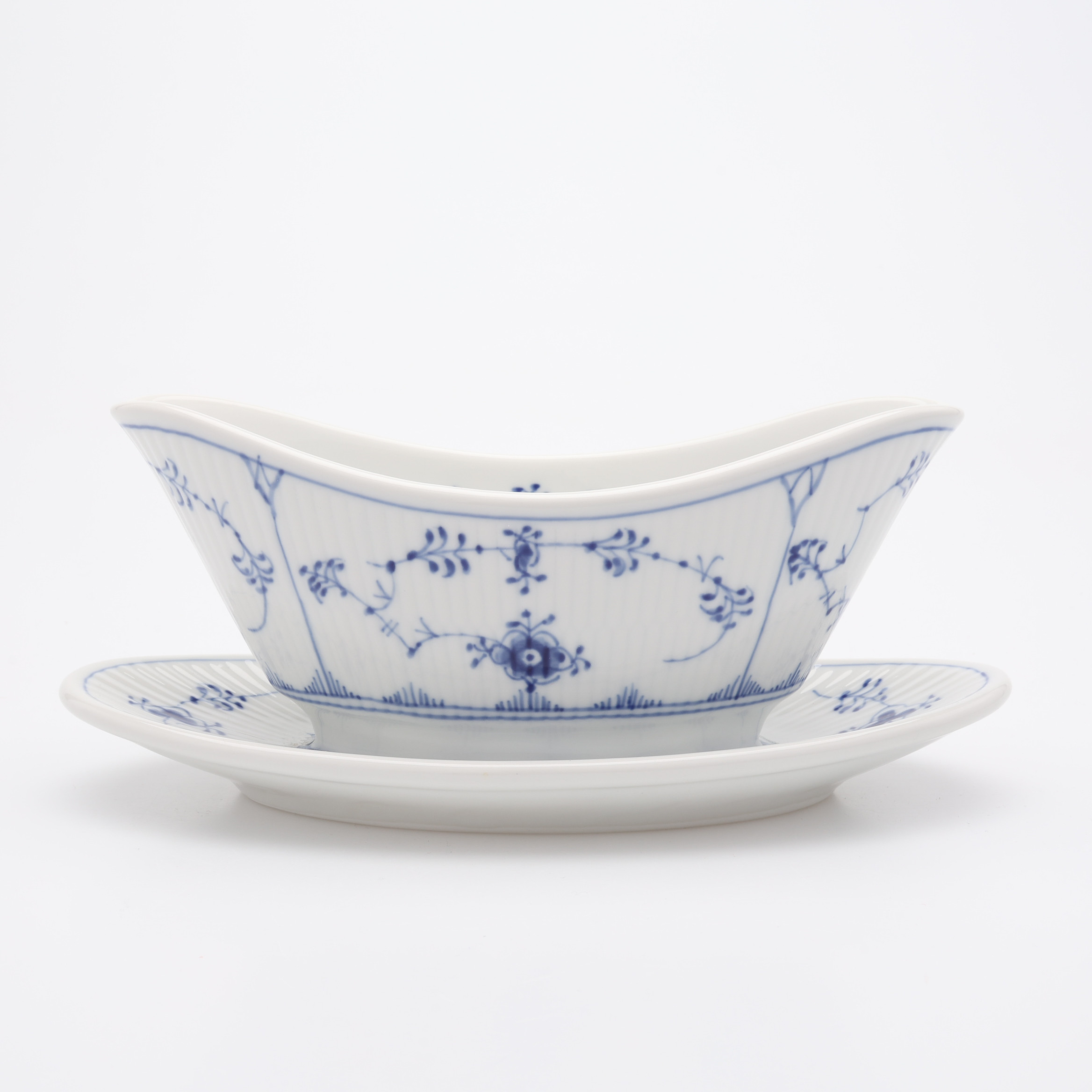 SÅSSKÅL, PORSLIN, MUSSELMALET RIFLET, MODELLNUMMER 2256, ROYAL COPENHAGEN, DANMARK.