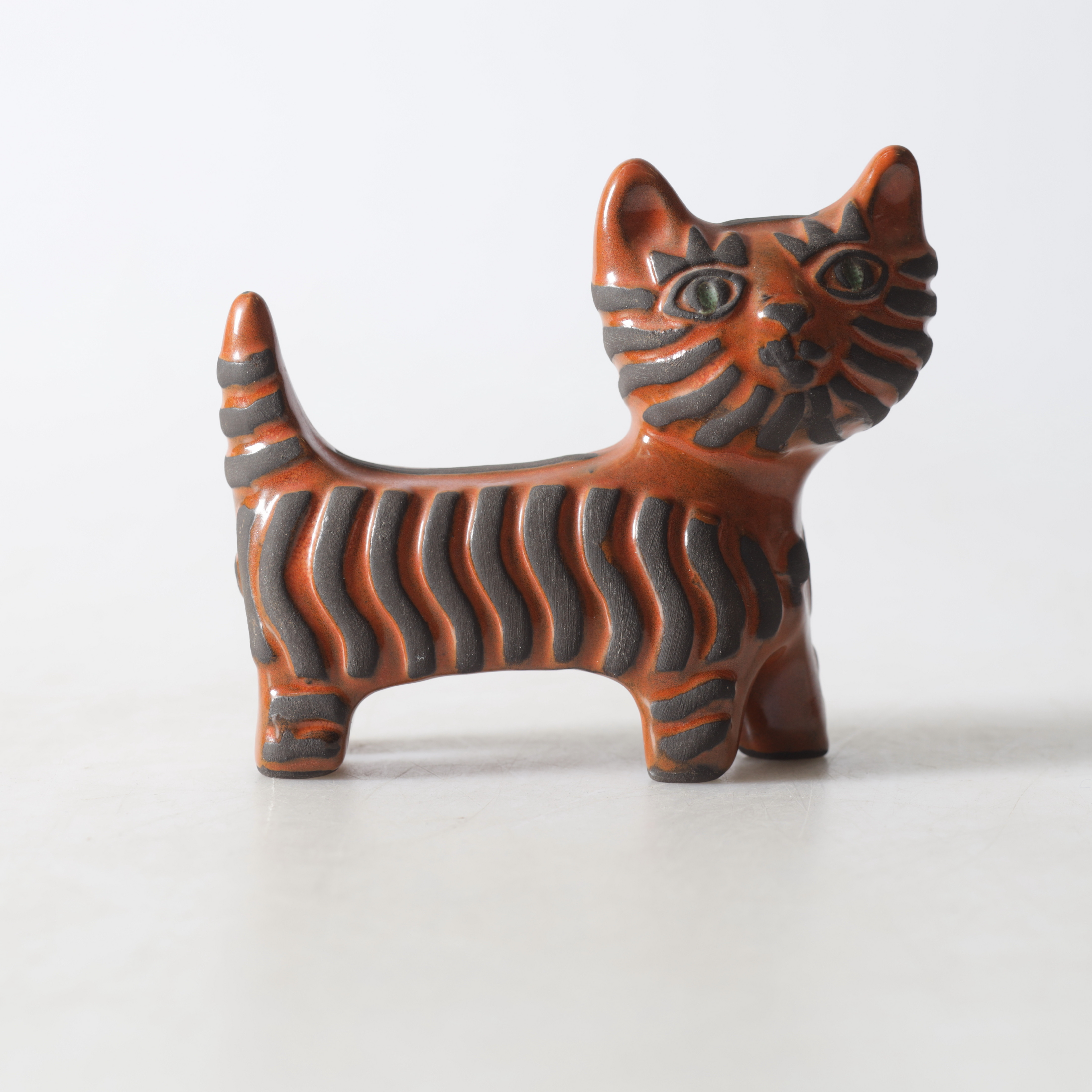 DOROTHY CLOUGH. Figurin, glaserat lergods, katt, Upsala Ekeby, 1900-talets mitt.