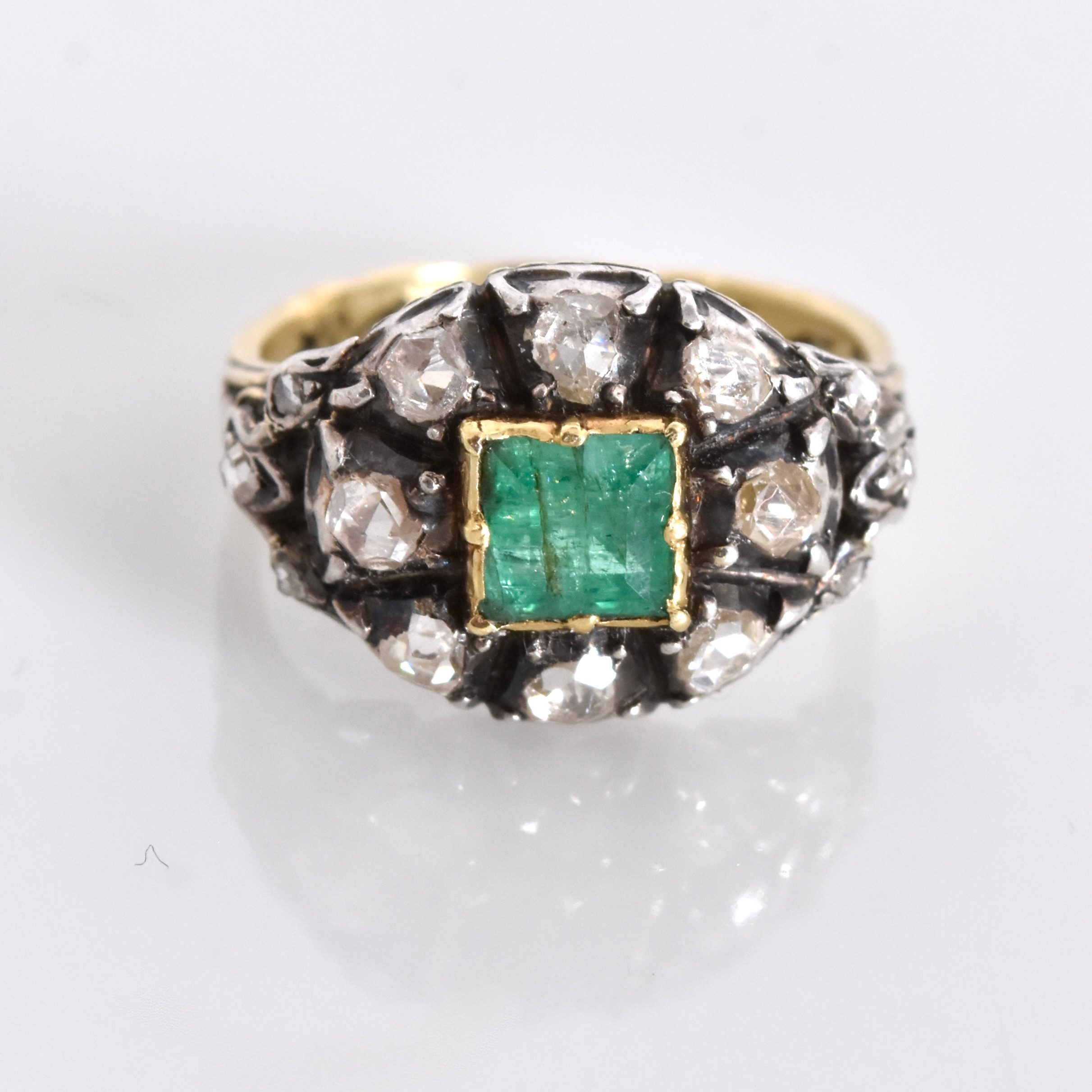 RING, 18 karat rödguld med carréslipad smaragd och totalt 14 rosenslipade diamanter.