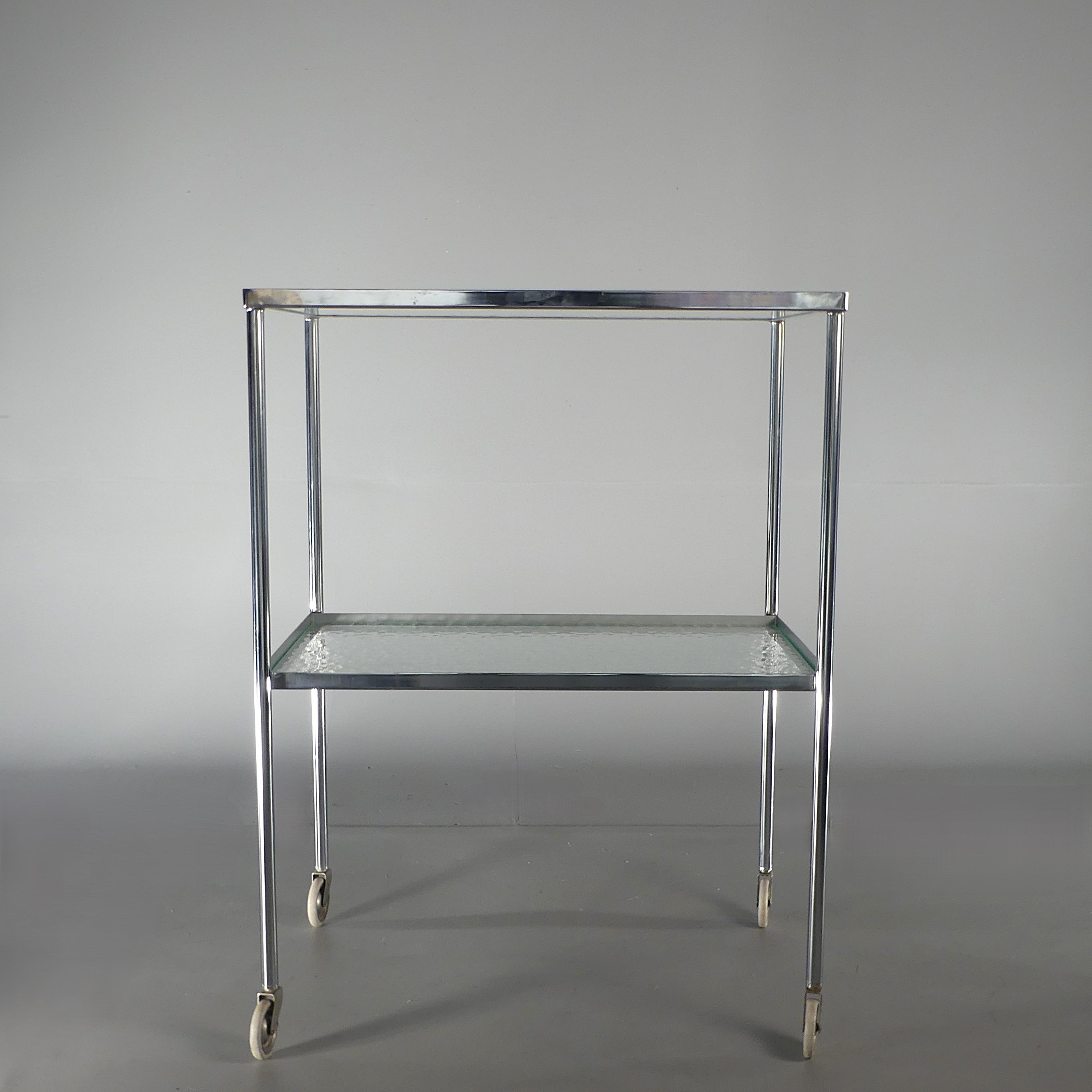 RULLVAGN med glasskivor.