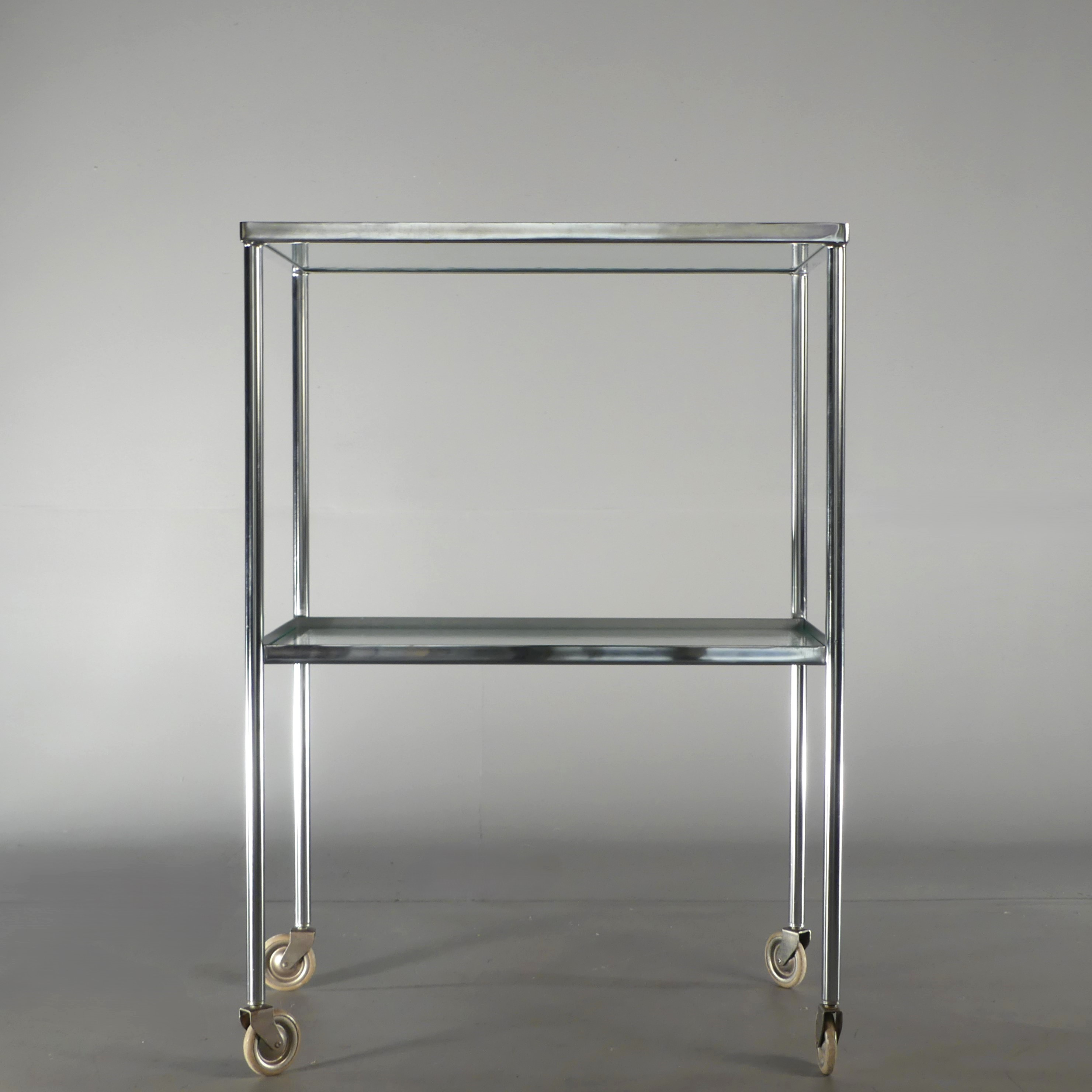 RULLVAGN med glasskivor.