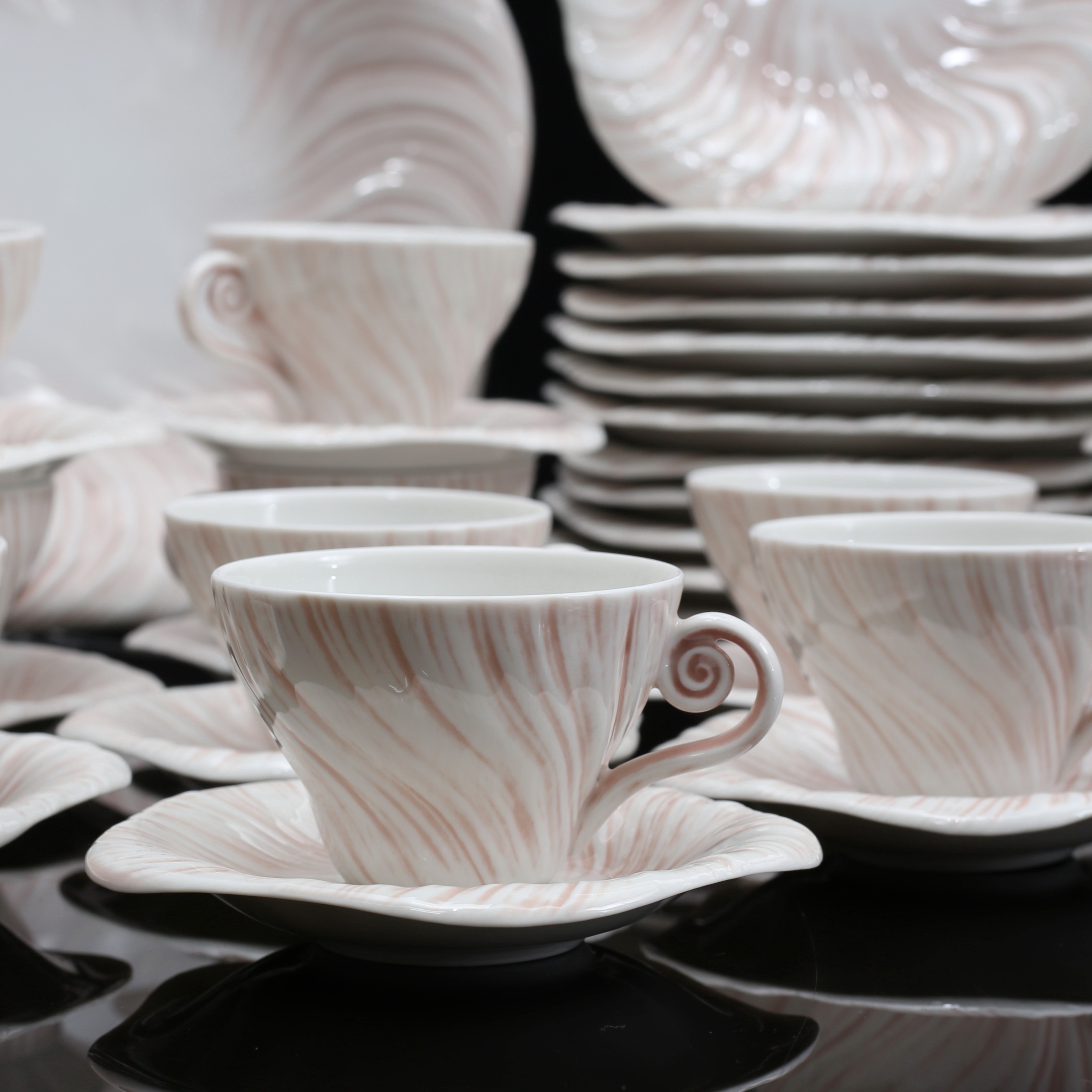 ARJE GRIEGST. "Konkylie / Rosa Triton", kaffekoppar, fat, assietter, samt tallrik, 37 delar, Royal Copenhagen, 1978-1984.
