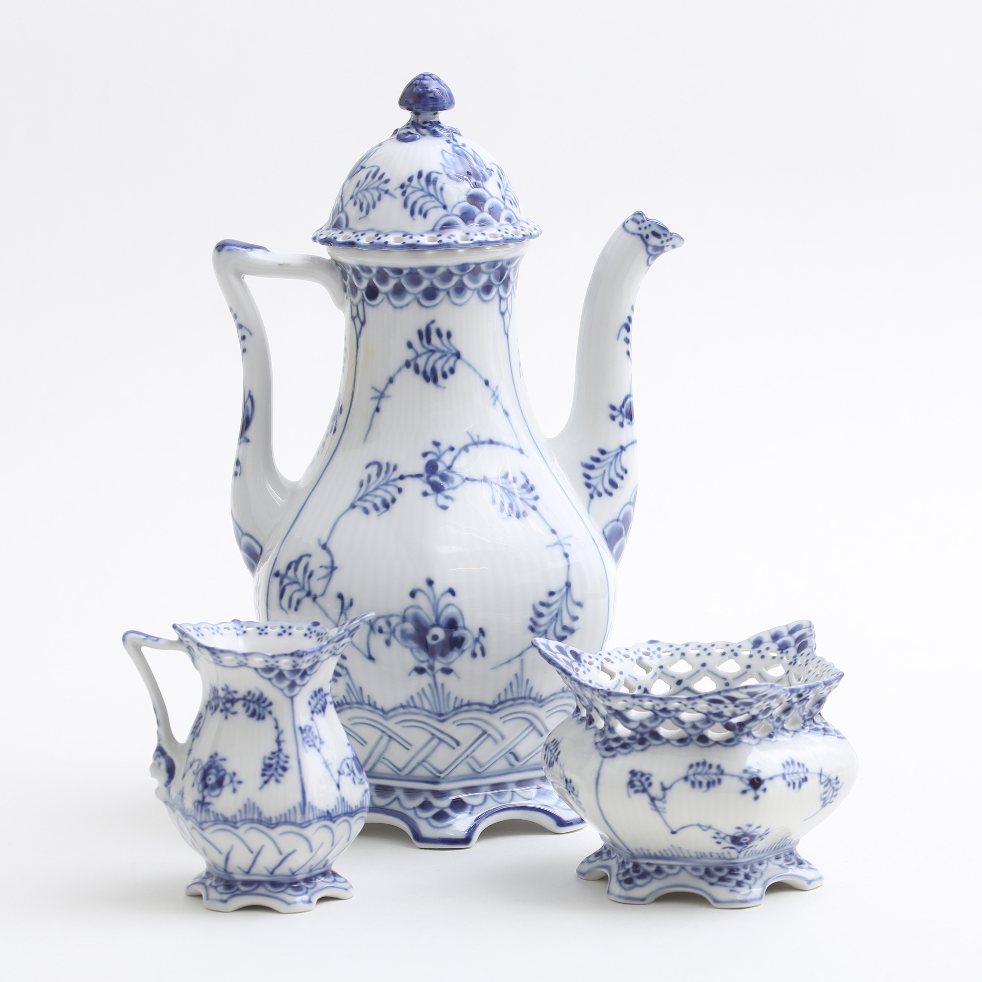 MUSSELMALET, helblond, kaffekanna, sockerskål samt gräddsnipa, modell 1202, 1113 och 1032, Royal Copenhagen, Danmark.