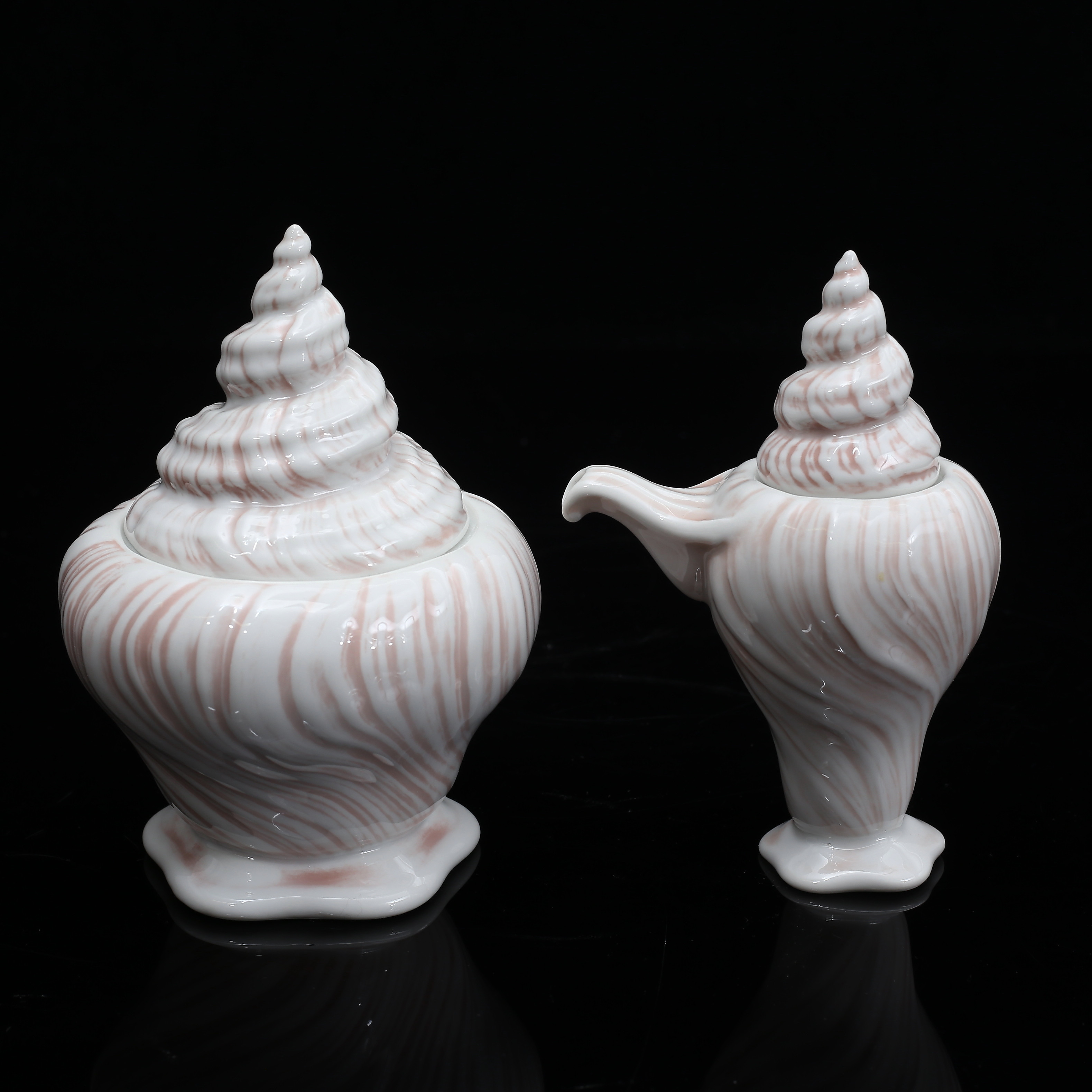 ARJE GRIEGST. "Konkylie / Rosa Triton", sockerskål samt gräddsnipa, modell 14174/14175, Royal Copenhagen, 1978-1984.