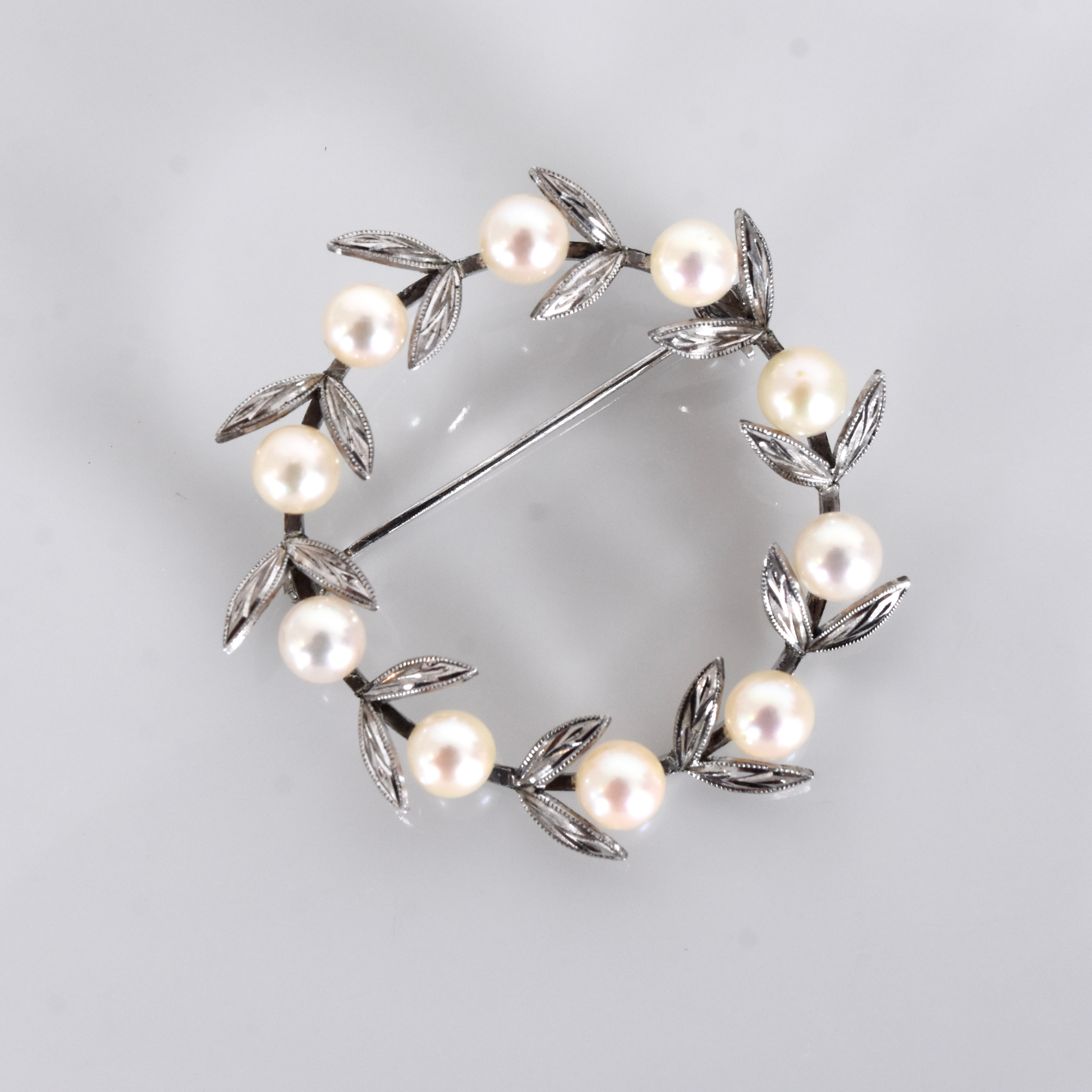 BROSCH, silver med odlade pärlor.