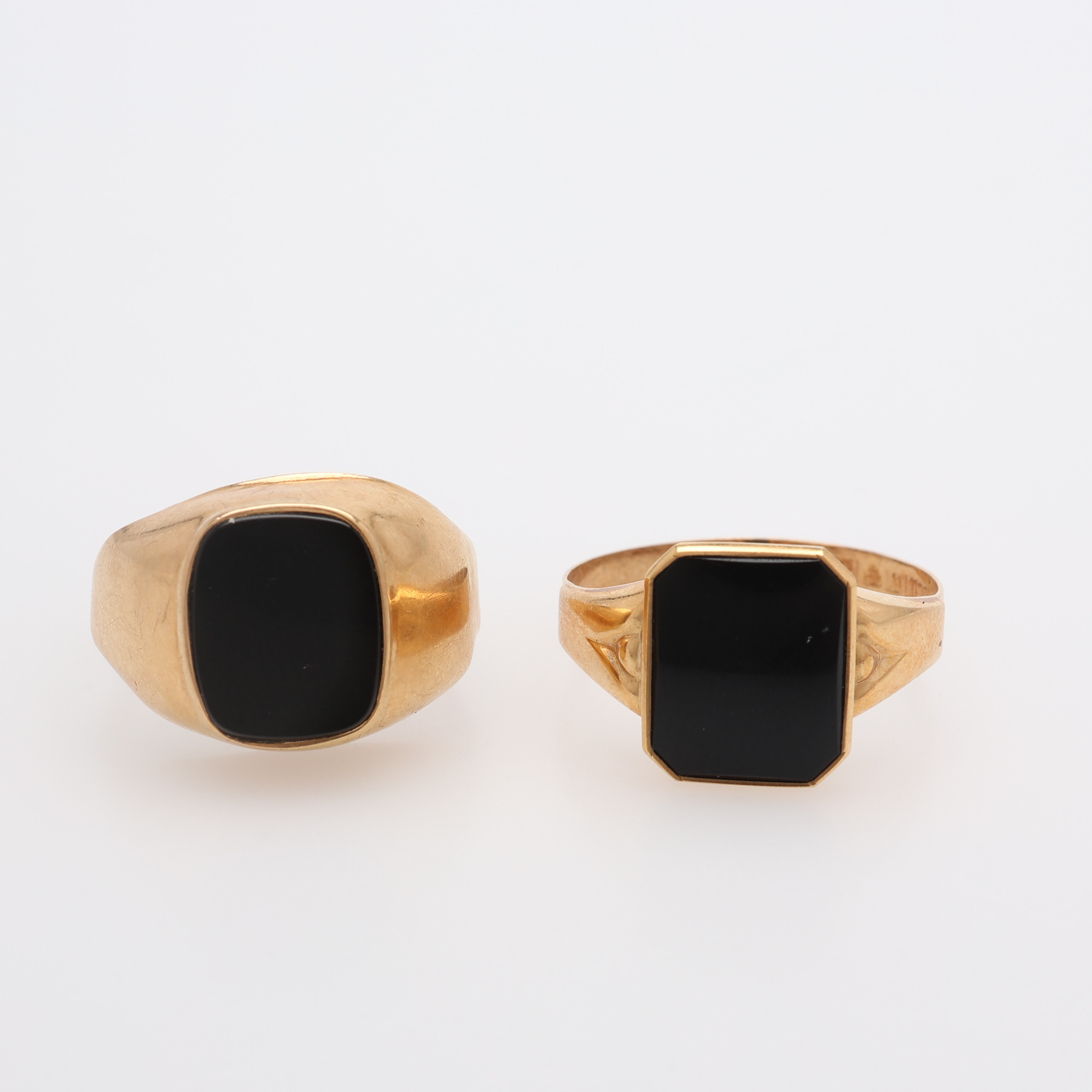 KLACKRINGAR, TVÅ STYCKEN, 18K GULD MED ONYX, TOTAL VIKT CA 6,3 GRAM.