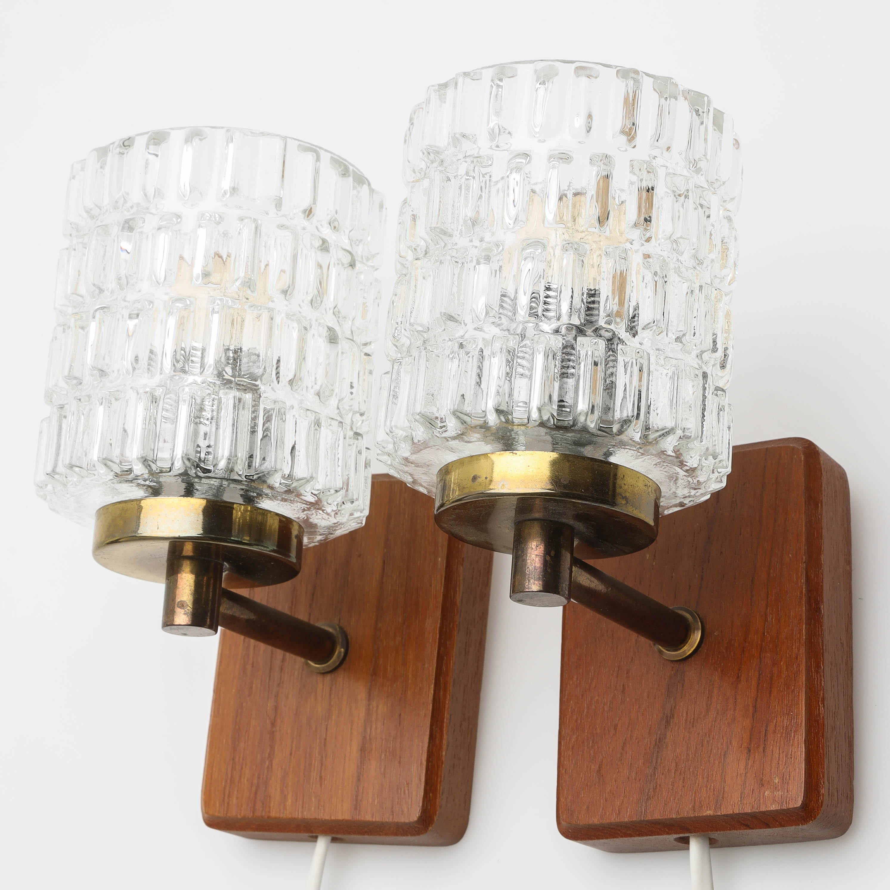 VÄGGLAMPETTER, 1 par, teak, glas, 1900-tal.
