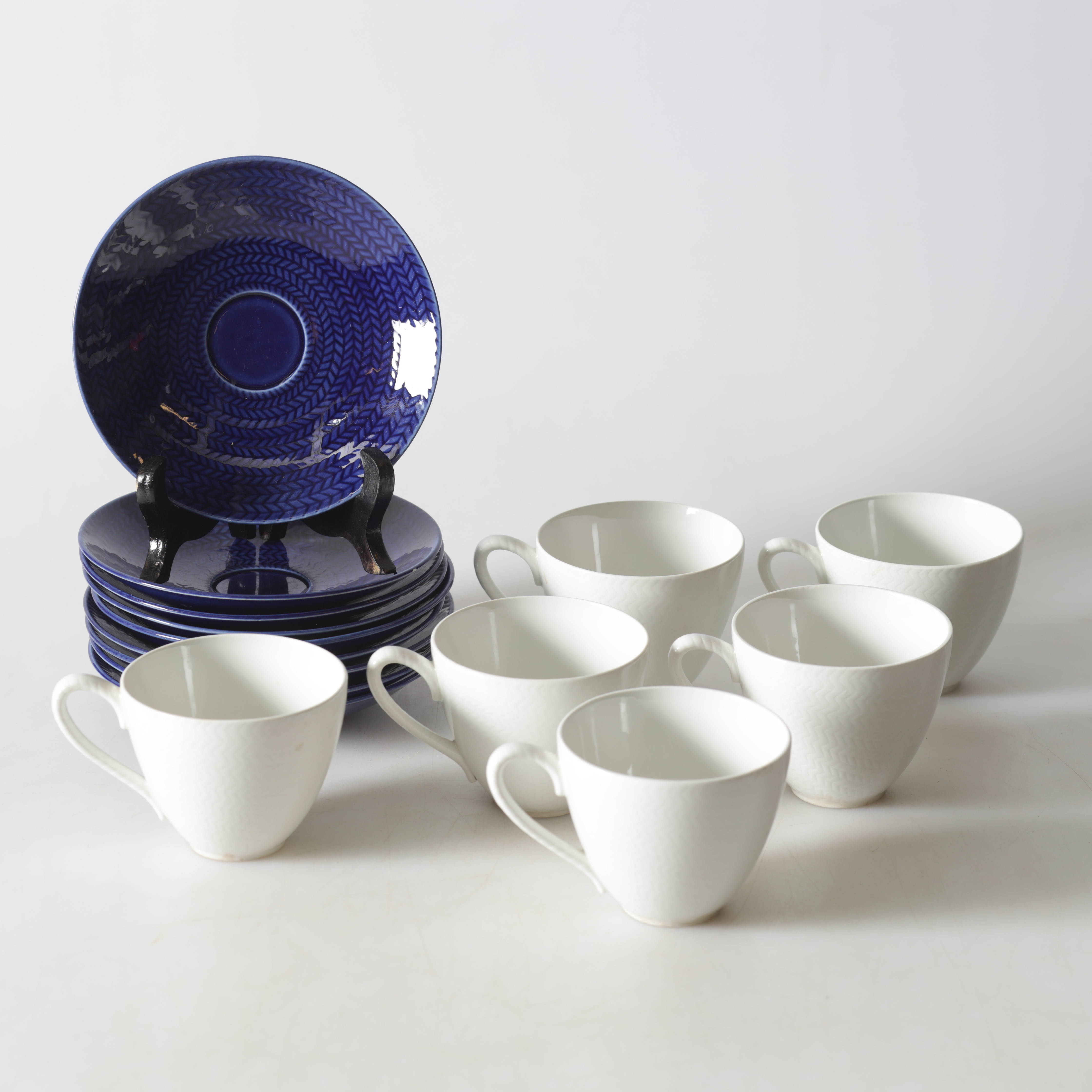 HERTHA BENGTSON. kaffekoppar med underfat, 15 delar, flintgods, "Blå Eld", Rörstrand.