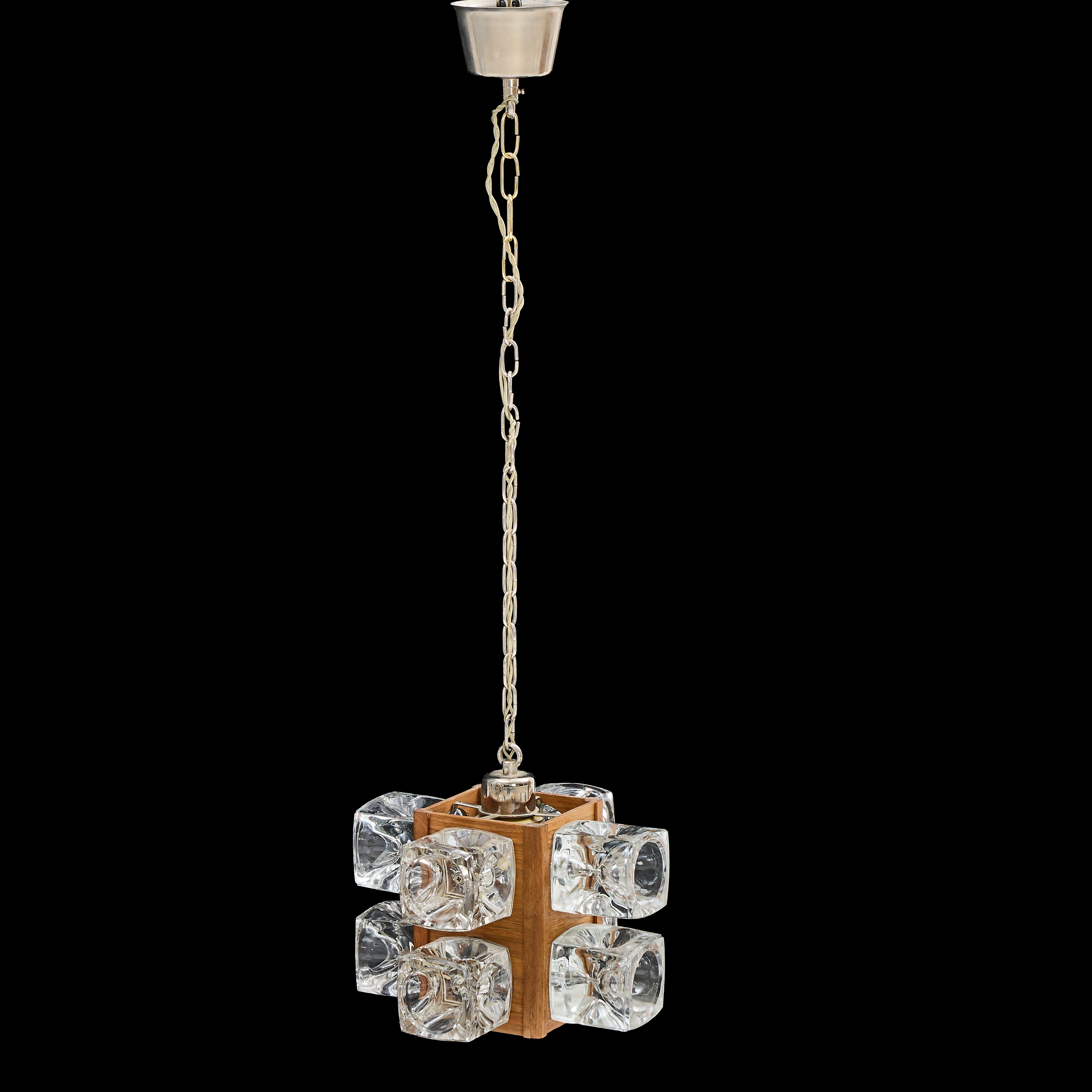 TAKLAMPA, 1950/60-tal. Teak med ljusgenomsläppande glasdekor.