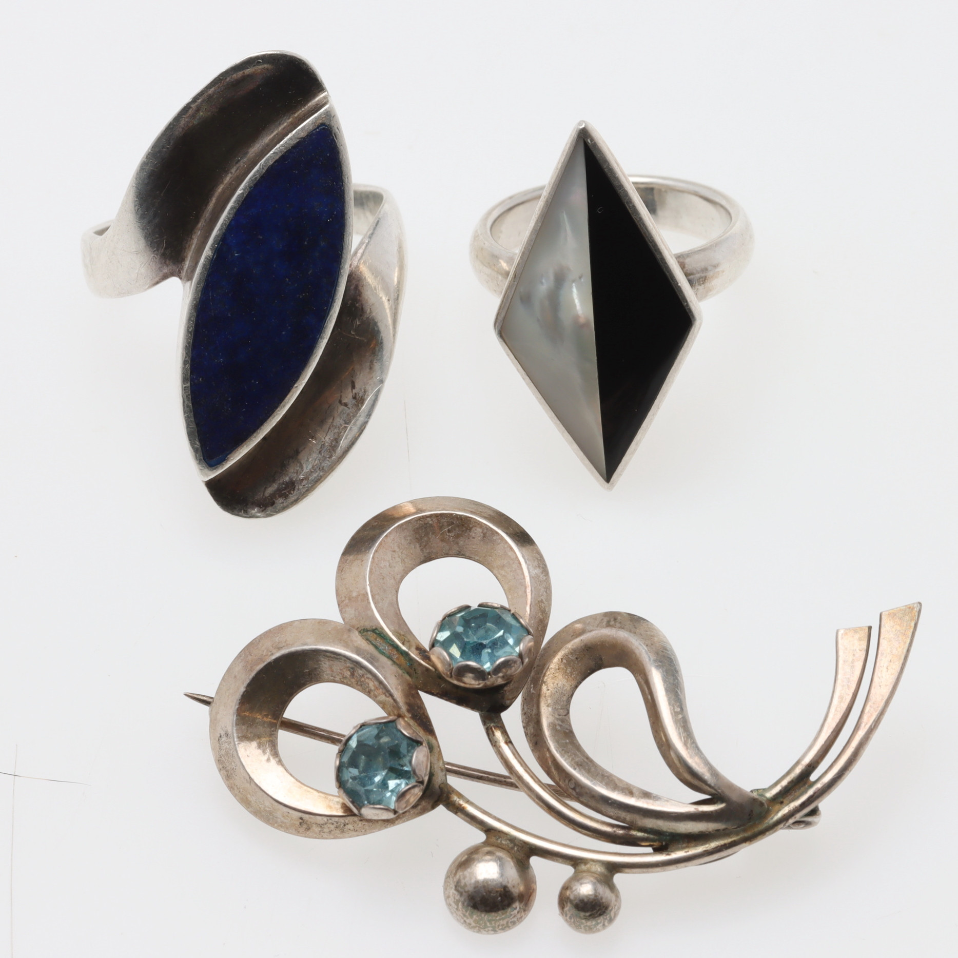 RINGAR & BROSCH, 3 delar, sterlingsilver med bl.a. lapis lazuli.