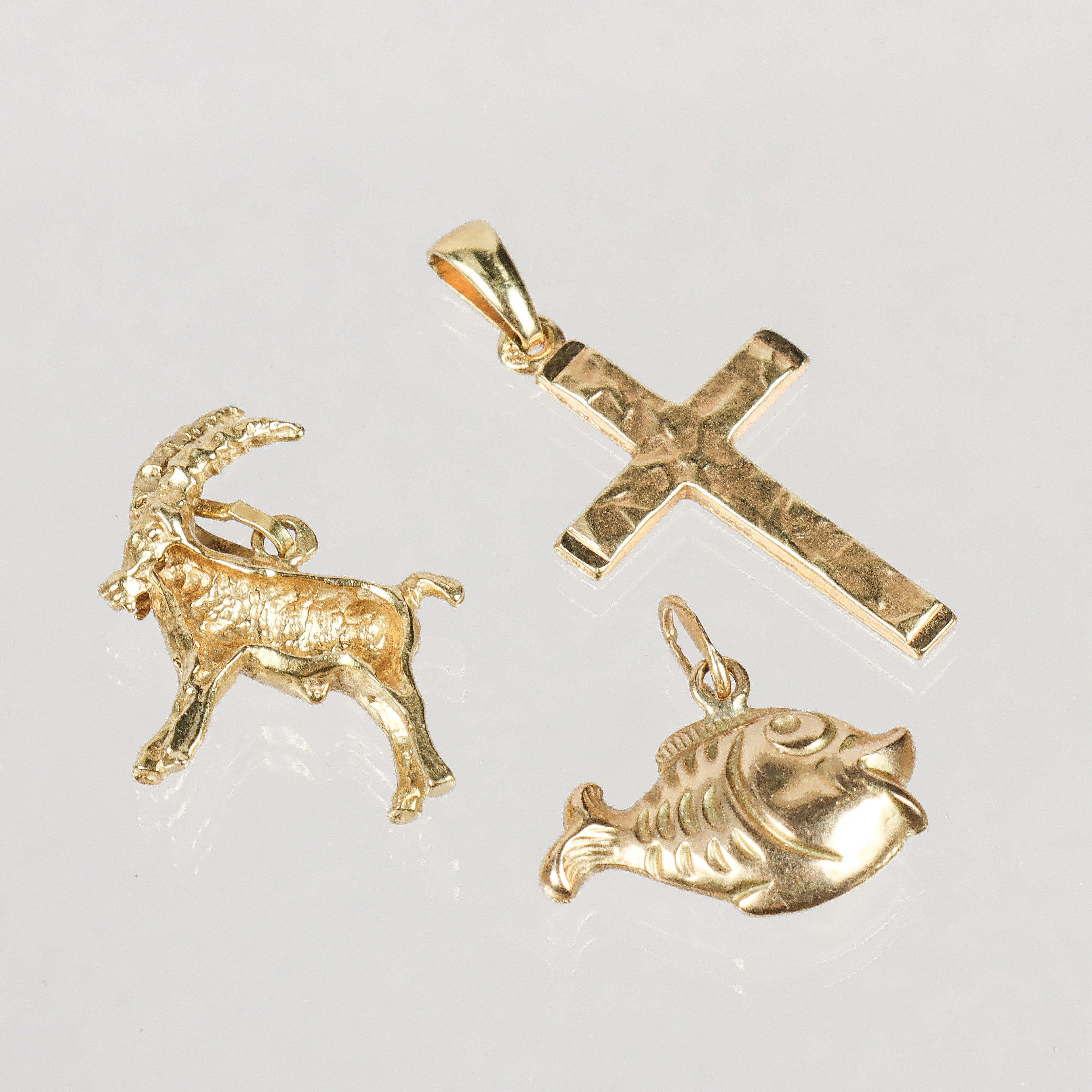 HÄNGEN / BERLOCKER 3 stycken 18k guld.