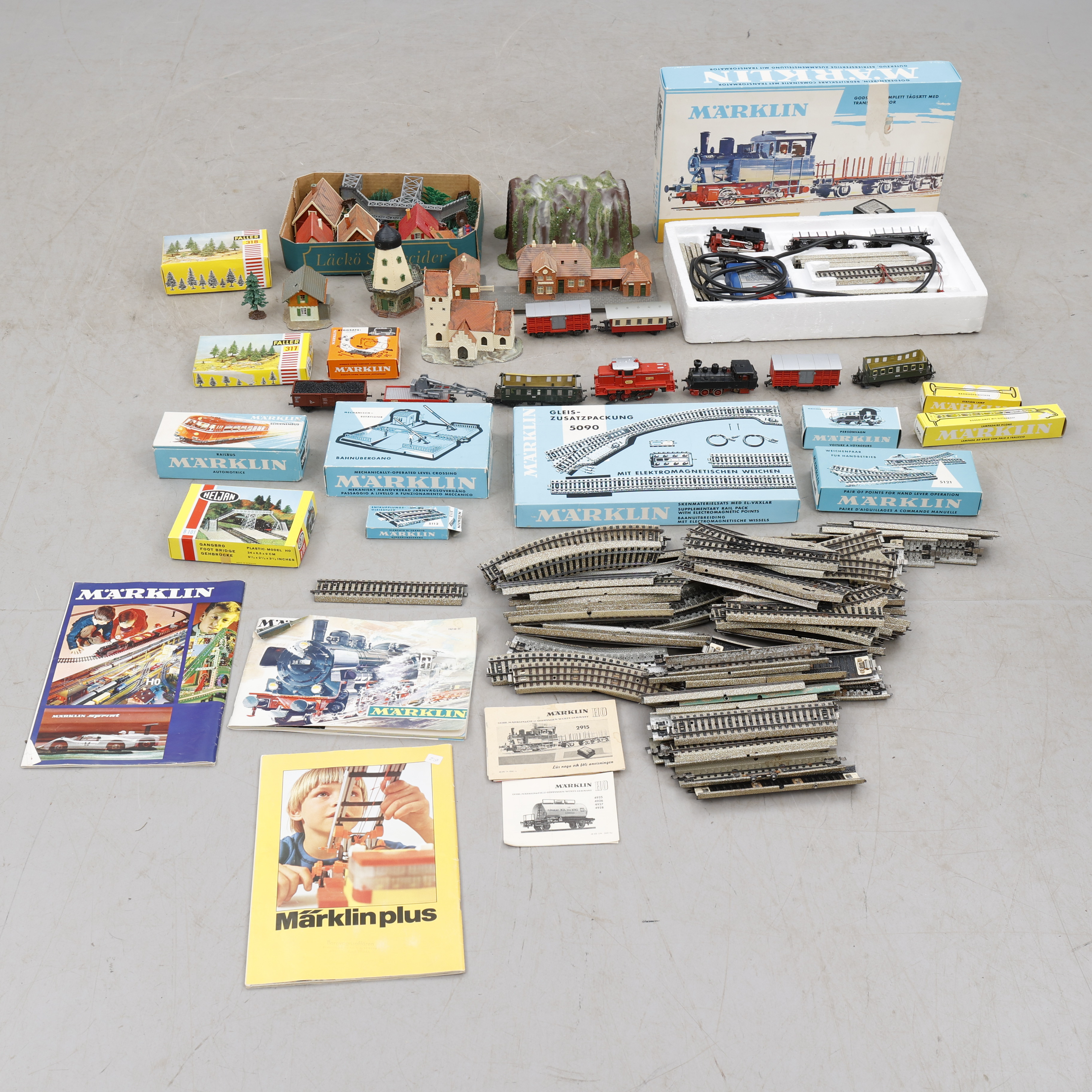 MODELLJÄRNVÄG, Märklin, räls/hus/lok/vagnar samt tillbehör.