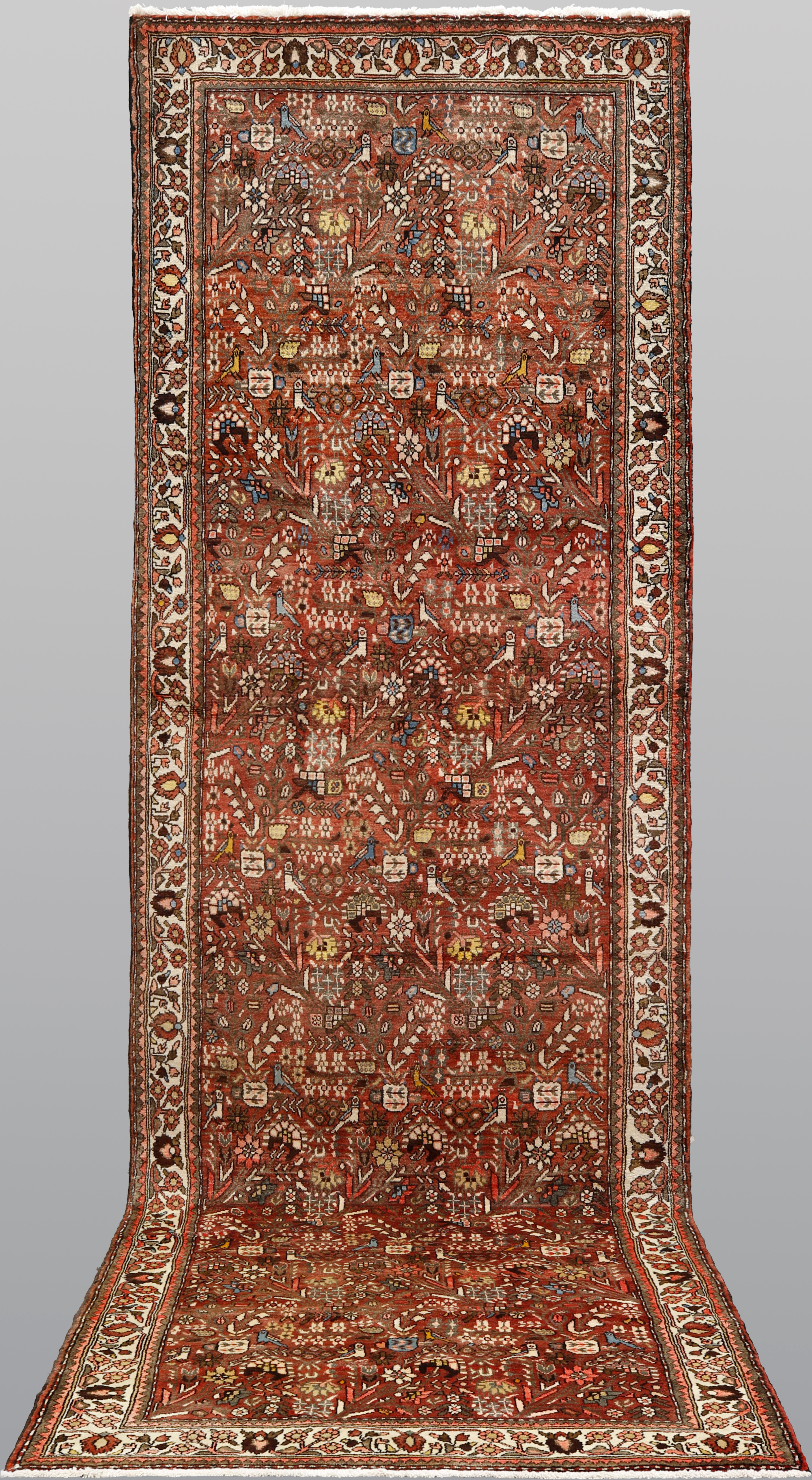 MATTA. Figural Hamadan, gallerimodell, 410 x 128 cm.