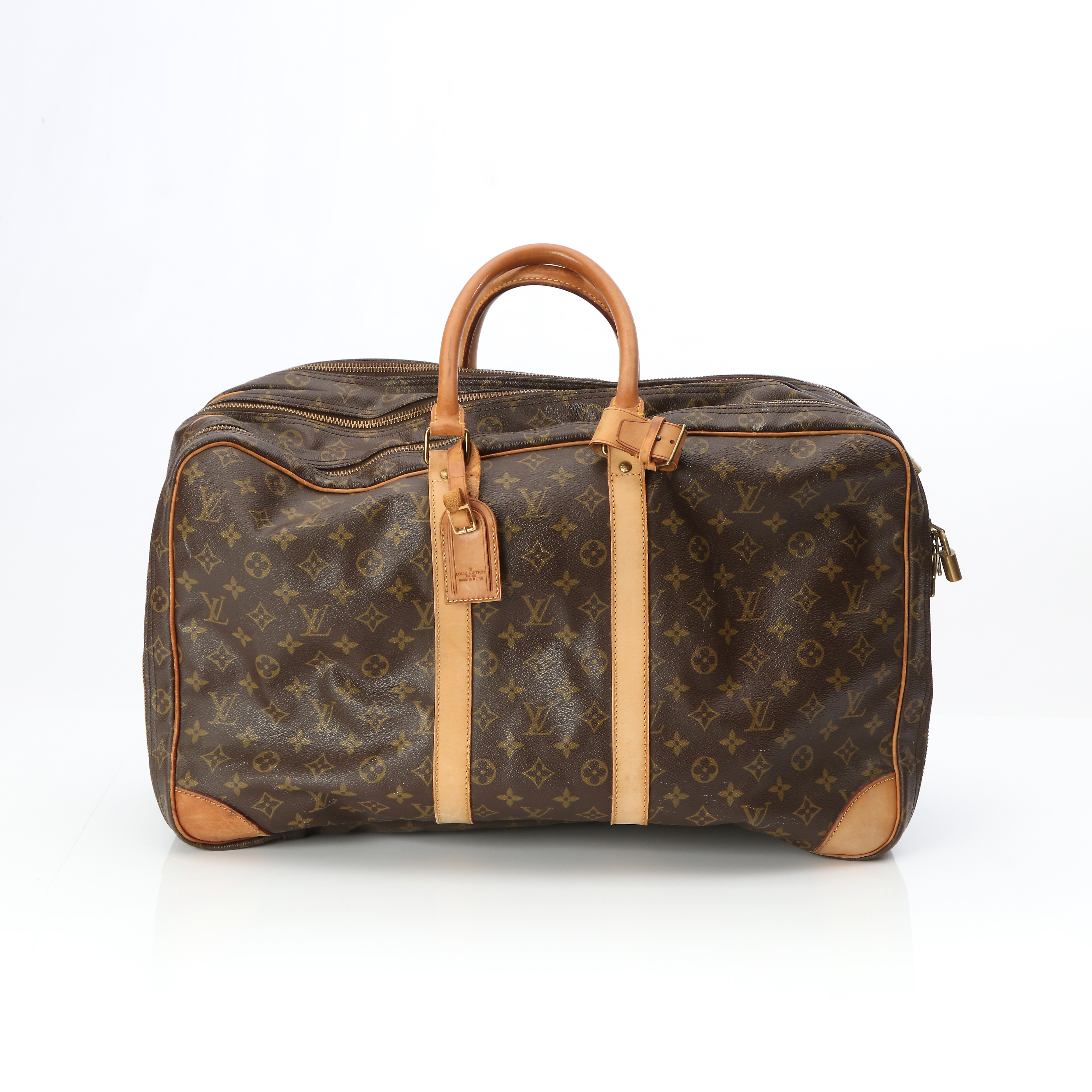 LOUIS VUITTON, RESVÄSKA "SAC 3 POCHES 55". Monogramcanvas med läderdetaljer, beslag och dragkedja i gulmetall.