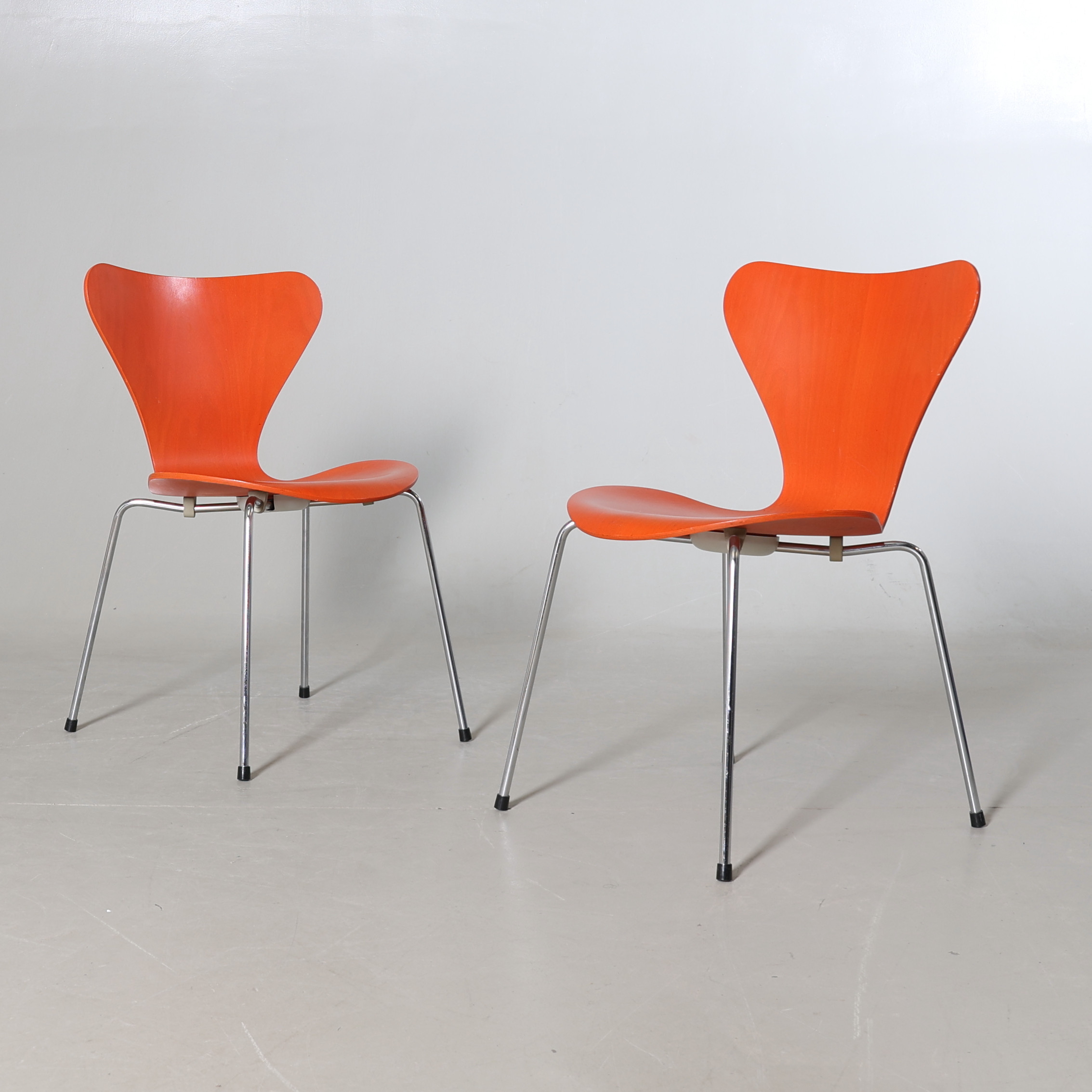 ARNE JACOBSEN. Stolar, 2 st. "Sjuan", Fritz Hansen, Danmark, 1980.