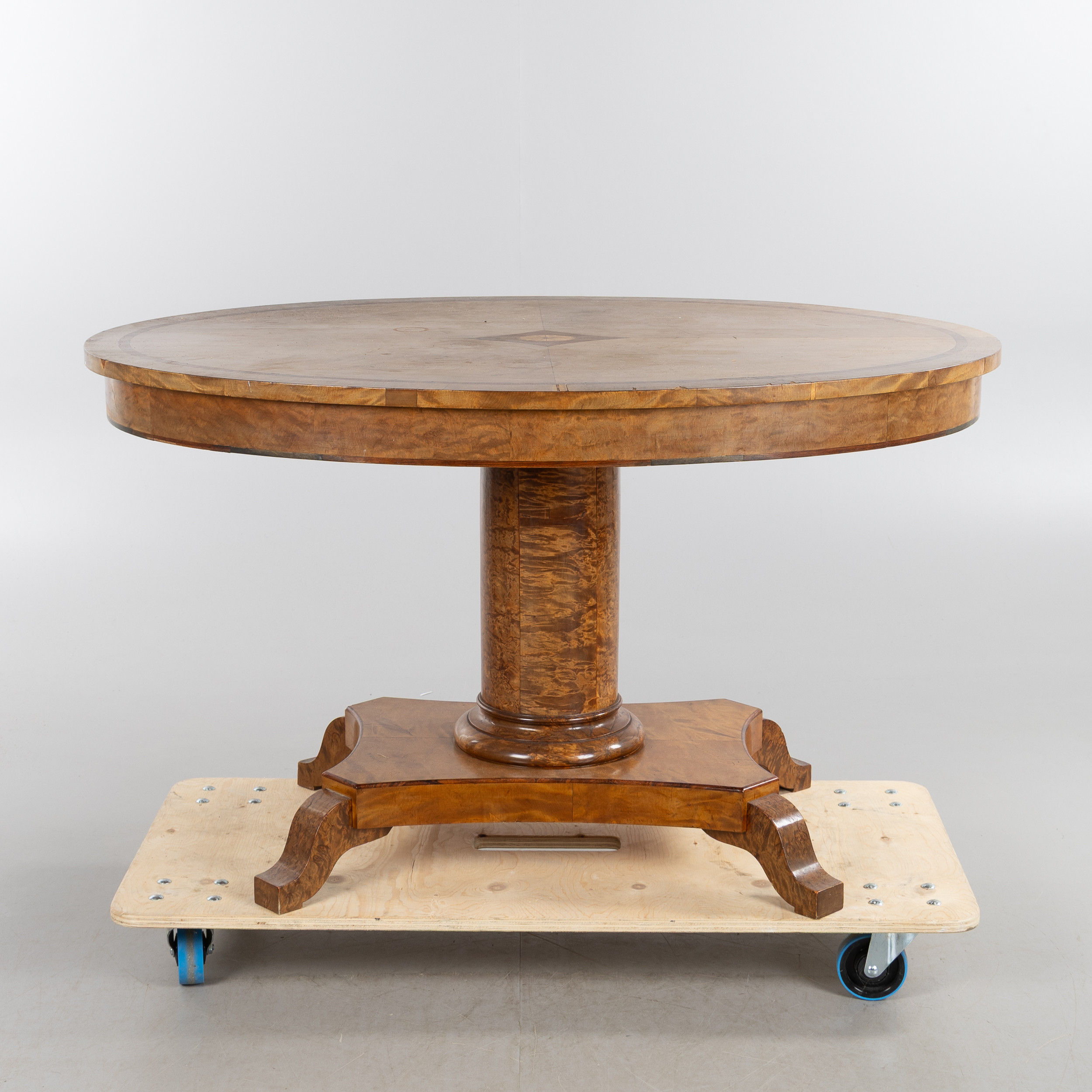 SALONGSBORD, Karl-Johanstil, 1900-talets första hälft.
