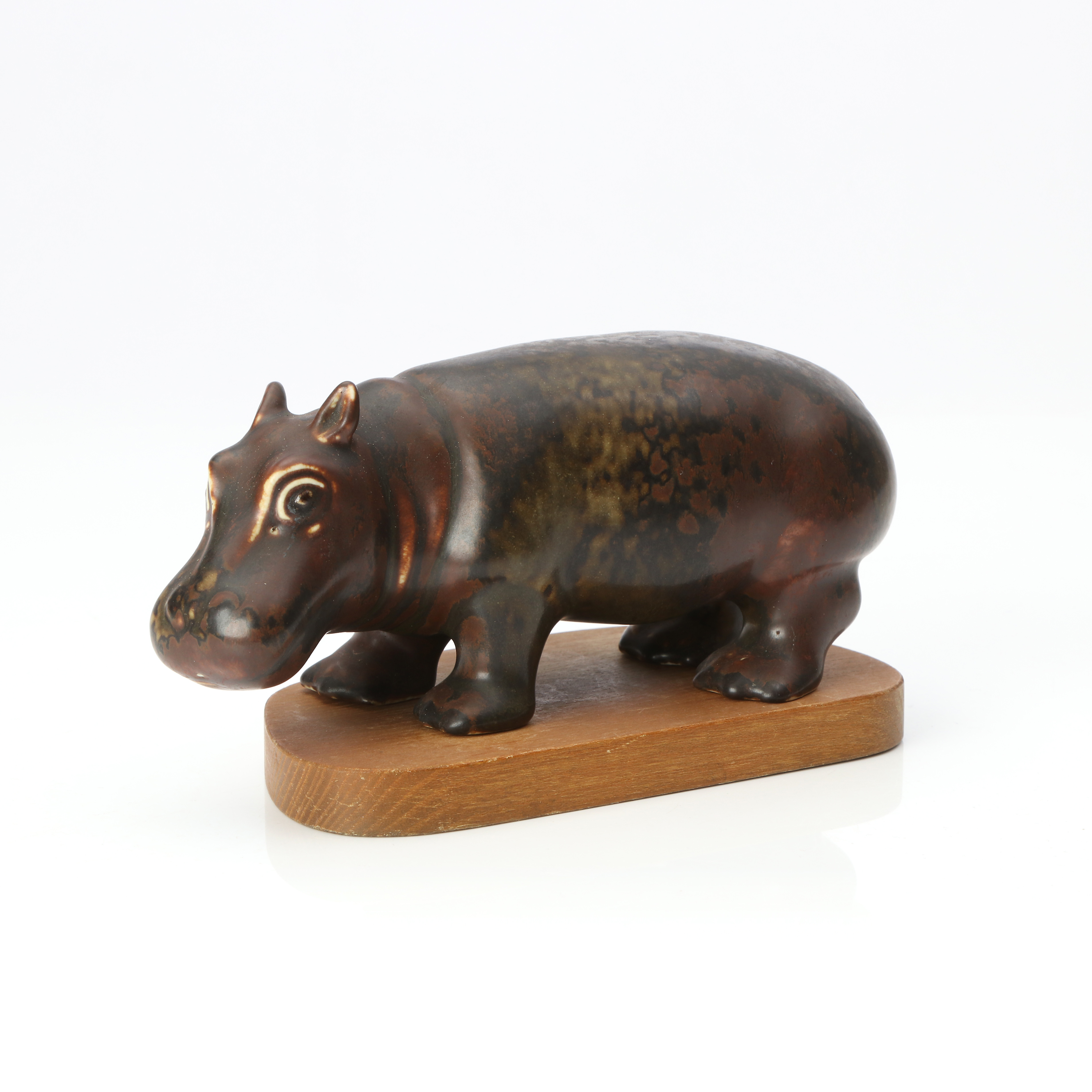 GUNNAR NYLUND. FIGURIN. Stengods på träsockel. Flodhäst. Rörstrand. Signerad undertill.
