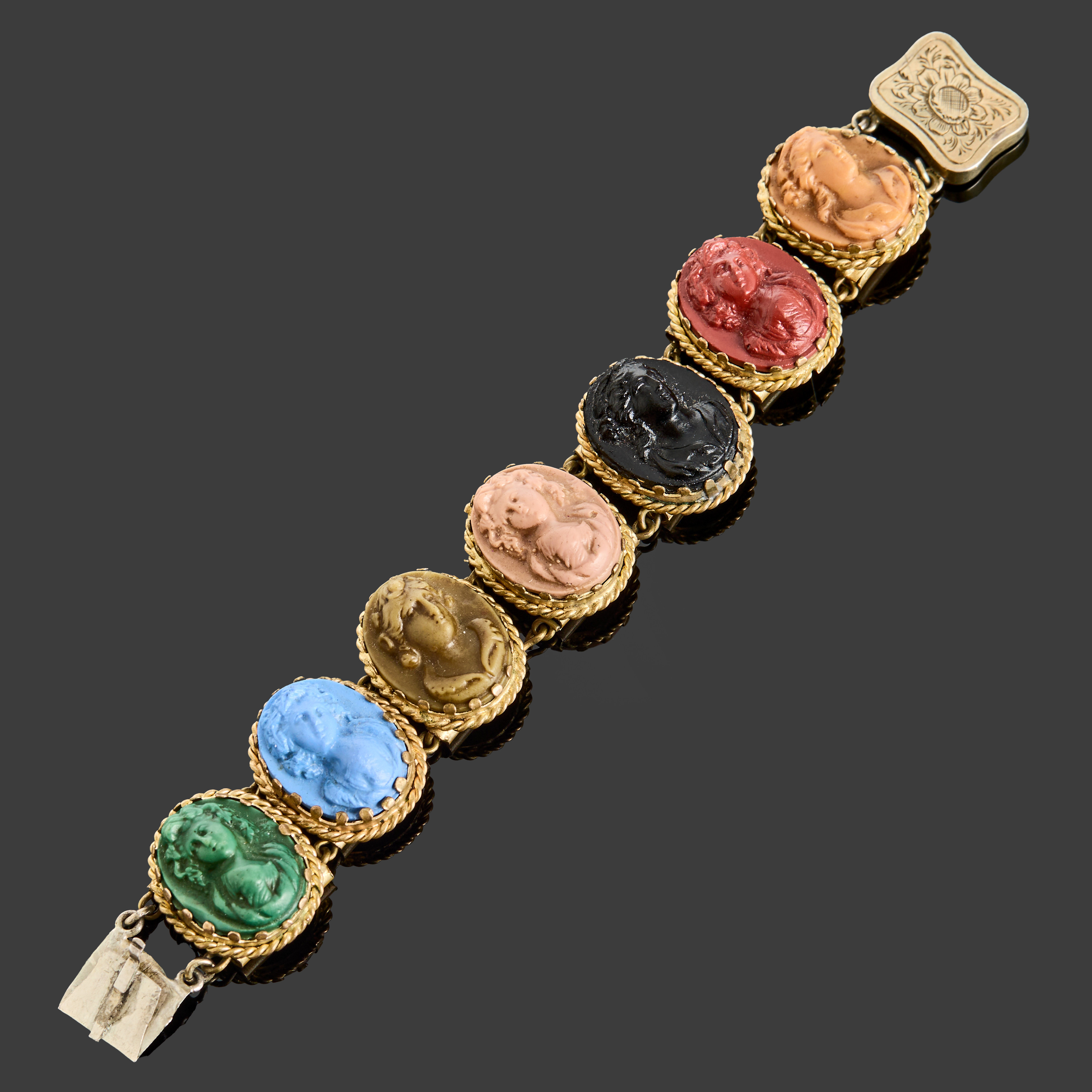 ARMBAND, med olikafärgade caméer föreställande klassiska kvinnoprofiler, infattningar i gulmetall, lås i silver med årsstämpel 1878.