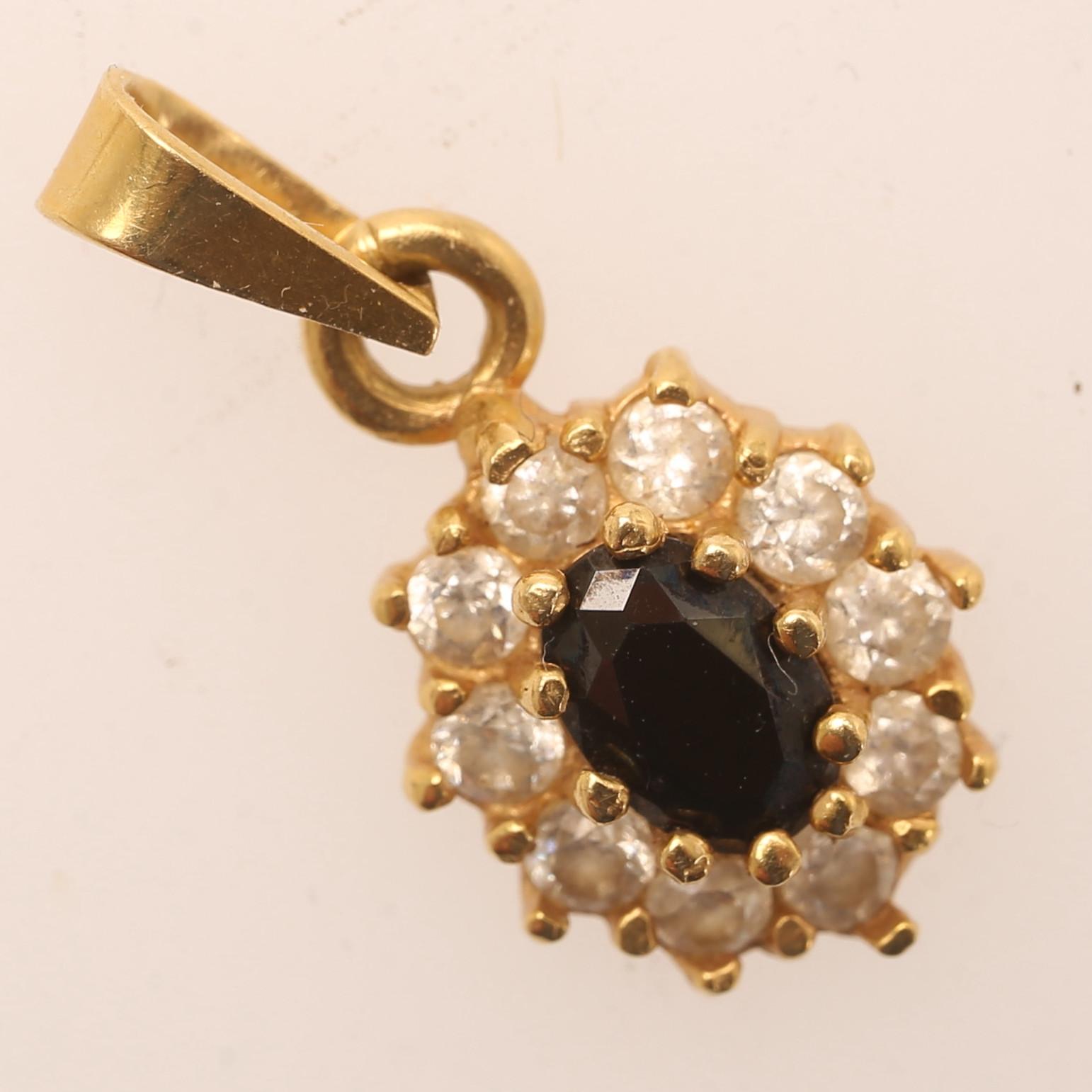 HÄNGE, 18k guld med safir och små diamanter.