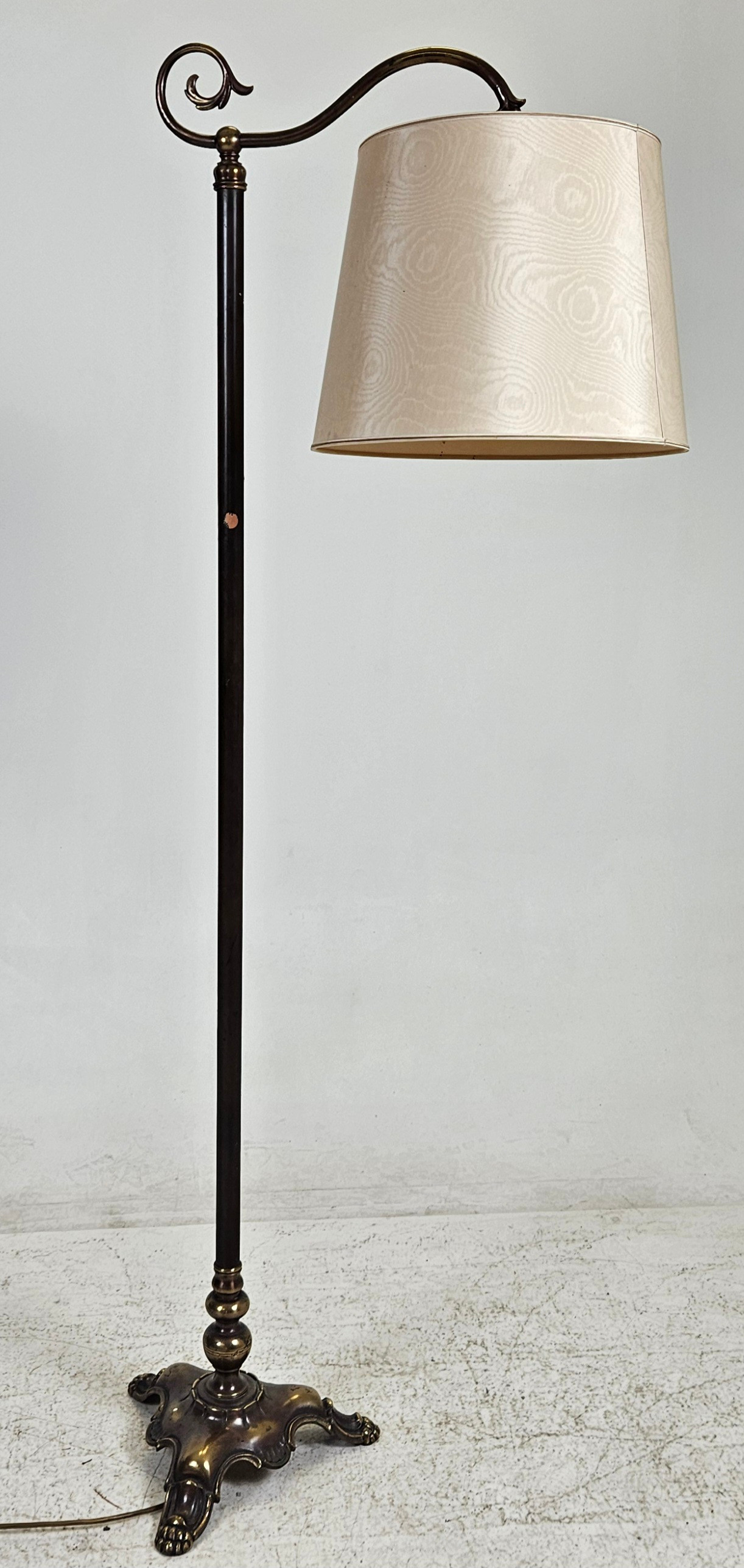 GOLVLAMPA, metall, 1900-tal.