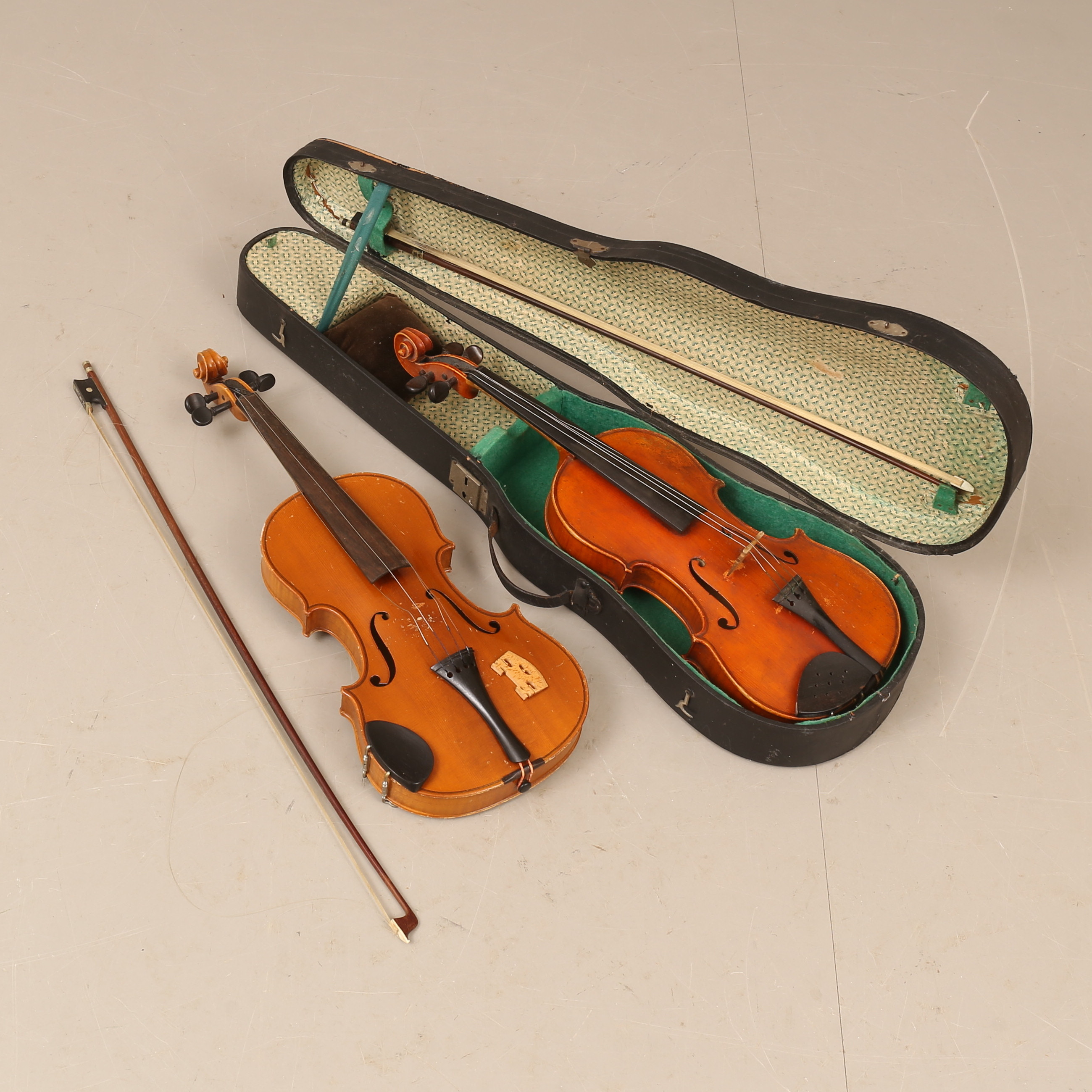 FIOLER, 2 stycken, 1800/ 1900-tal.