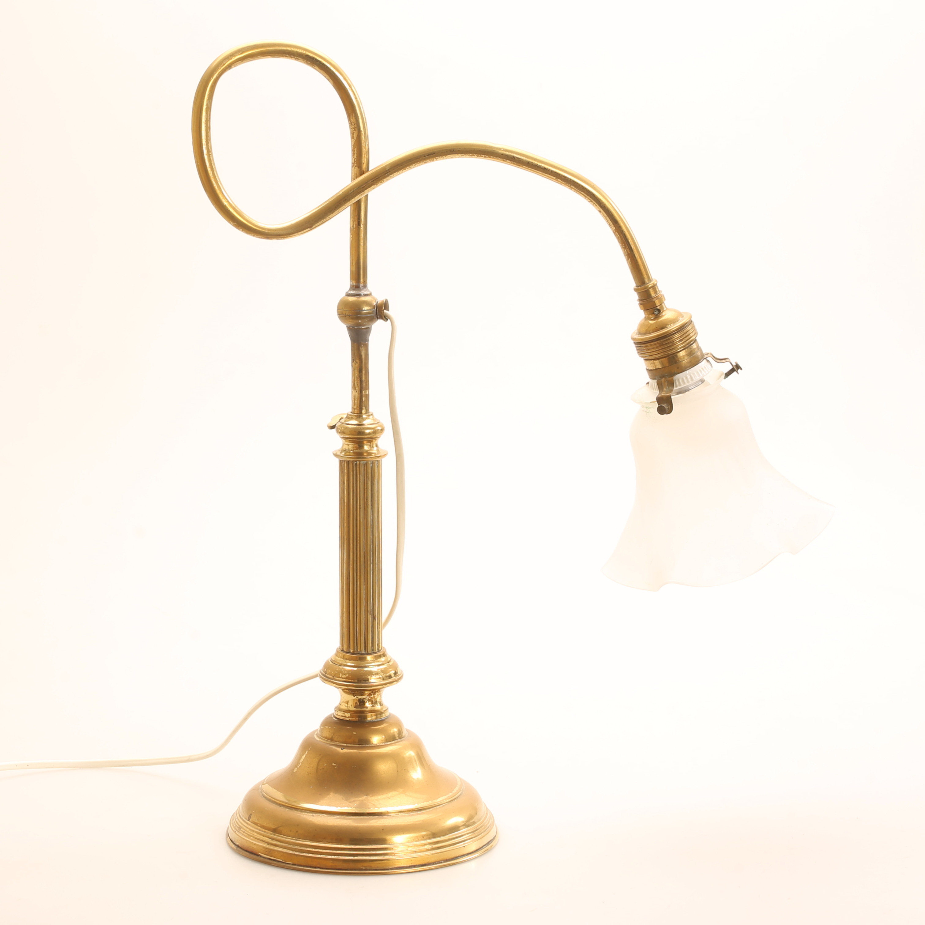 BORDSLAMPA, mässing och glas, 1900-talets första hälft.