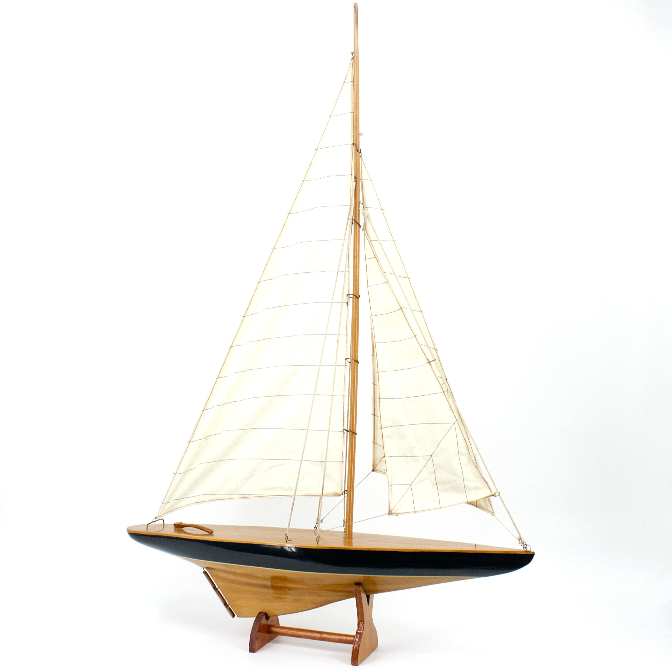 BÅTMODELL, segelbåt, bemålat trä, segel av tyg, 1900-tal.