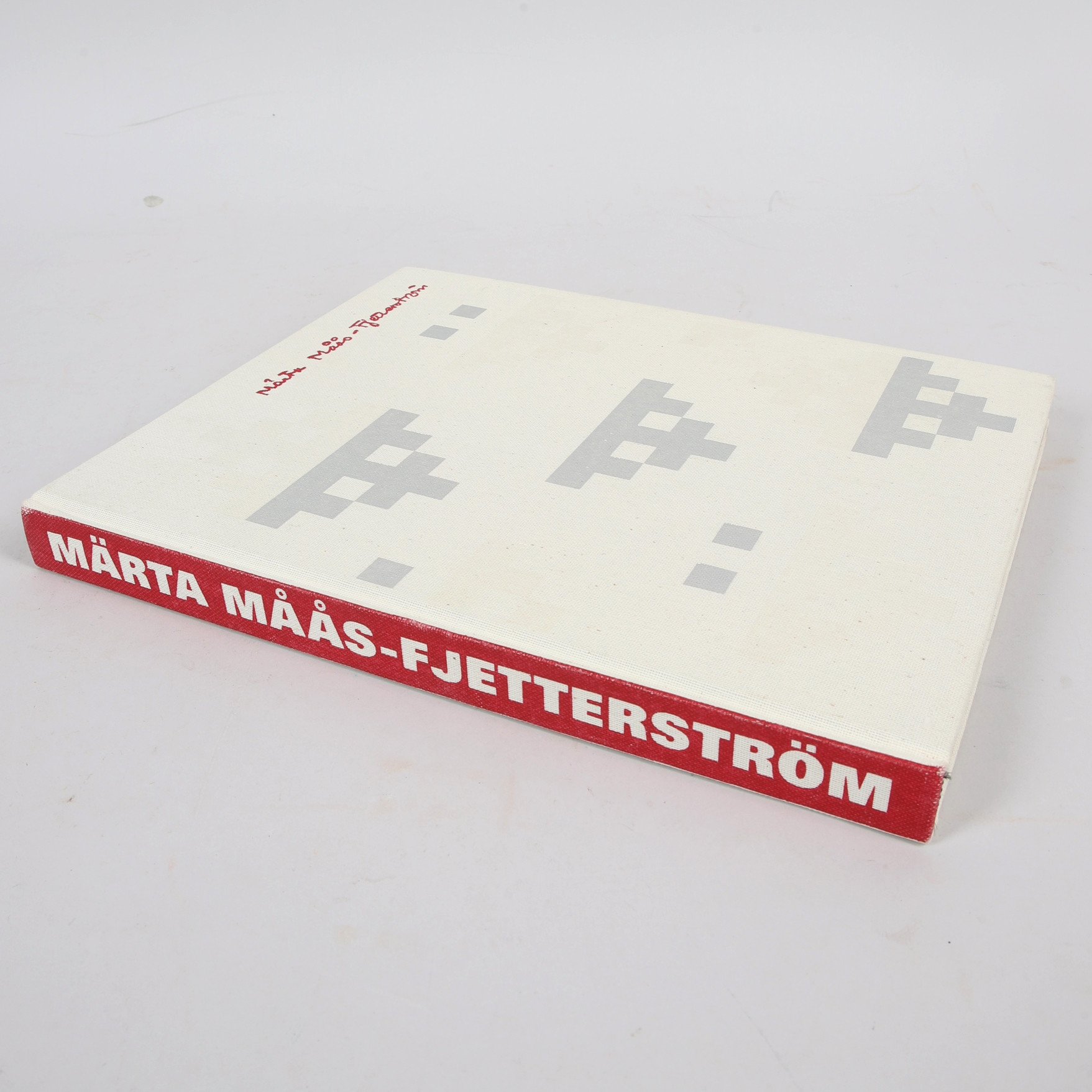 BOK, Märta flyger igen! 90 år med Märta Måås-Fjetterström, 2010.