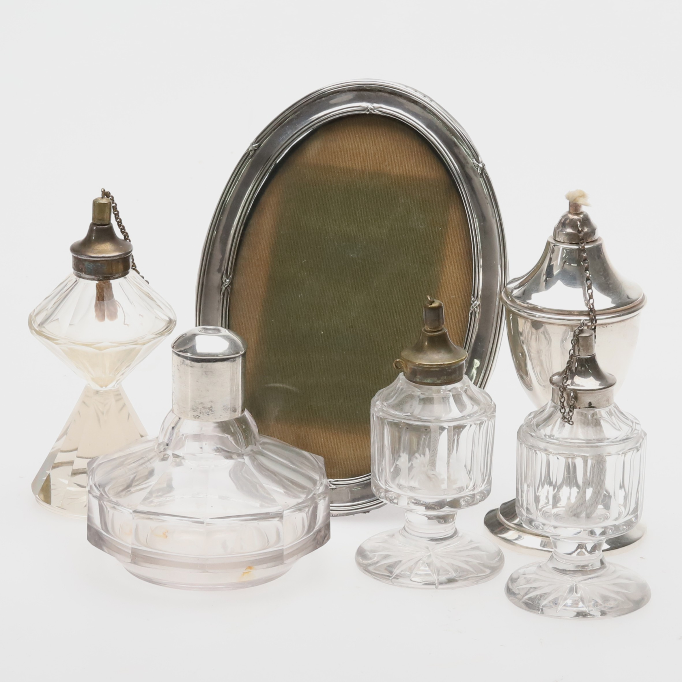 OLJELAMPOR I GLAS, delvis i silver, silverram, 6 st föremål.