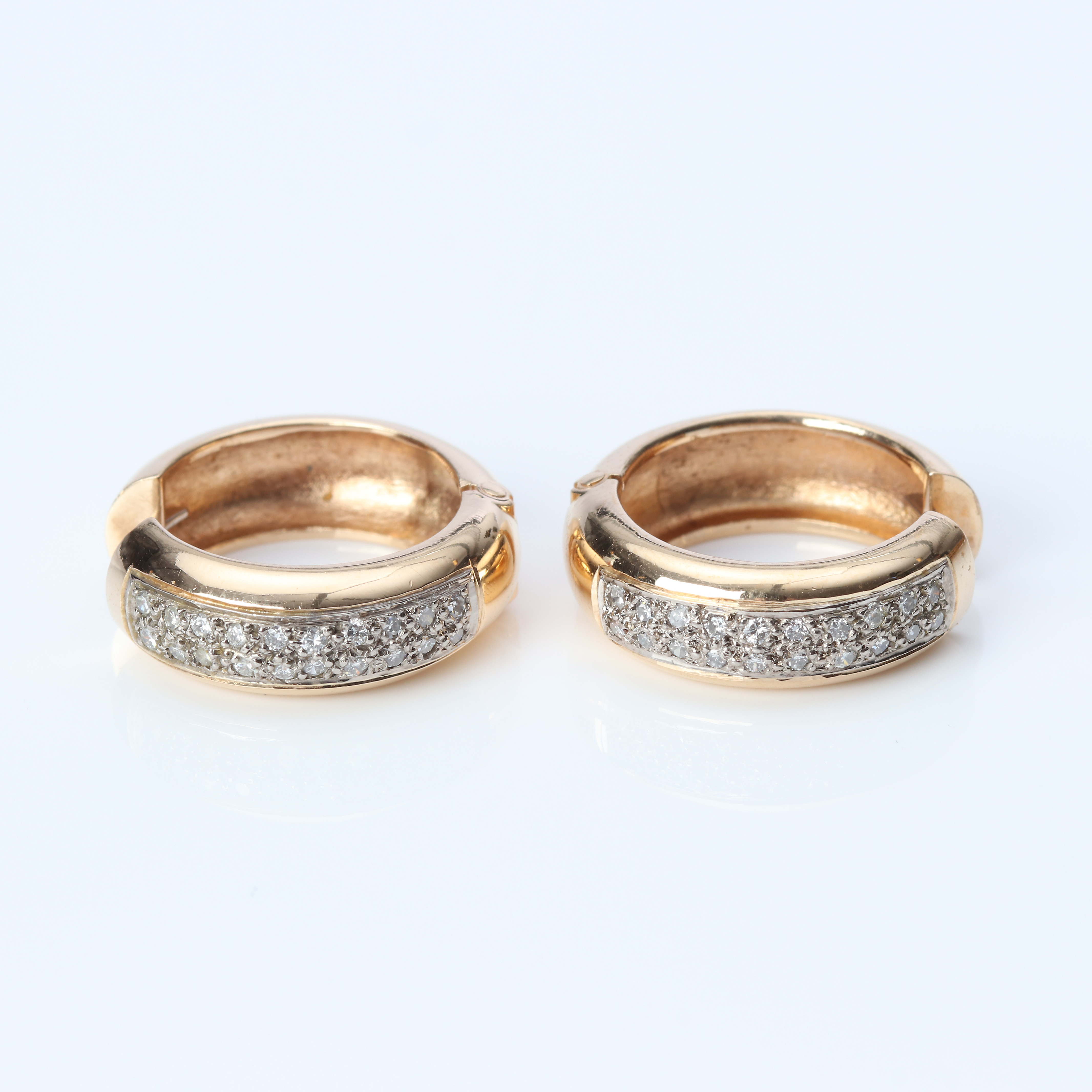 ÖRHÄNGEN, ETT PAR. 18k guld med 8/8-slipade diamanter, totalvikt ca 11,4 gram.