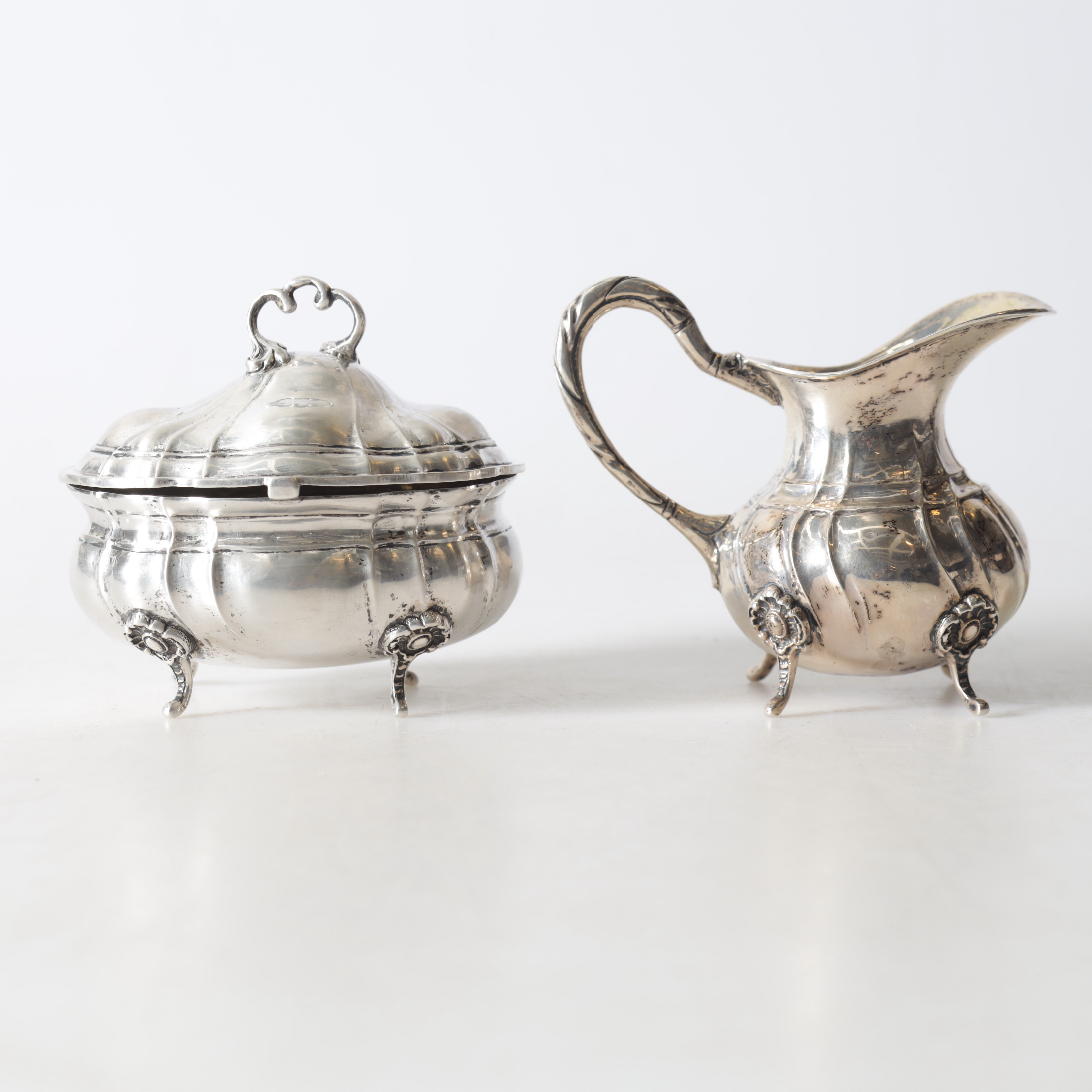 GRÄDDKANNA & SOCKERSKÅL, silver, 1920-/30-tal. Totalvikt ca 542,5 gram.