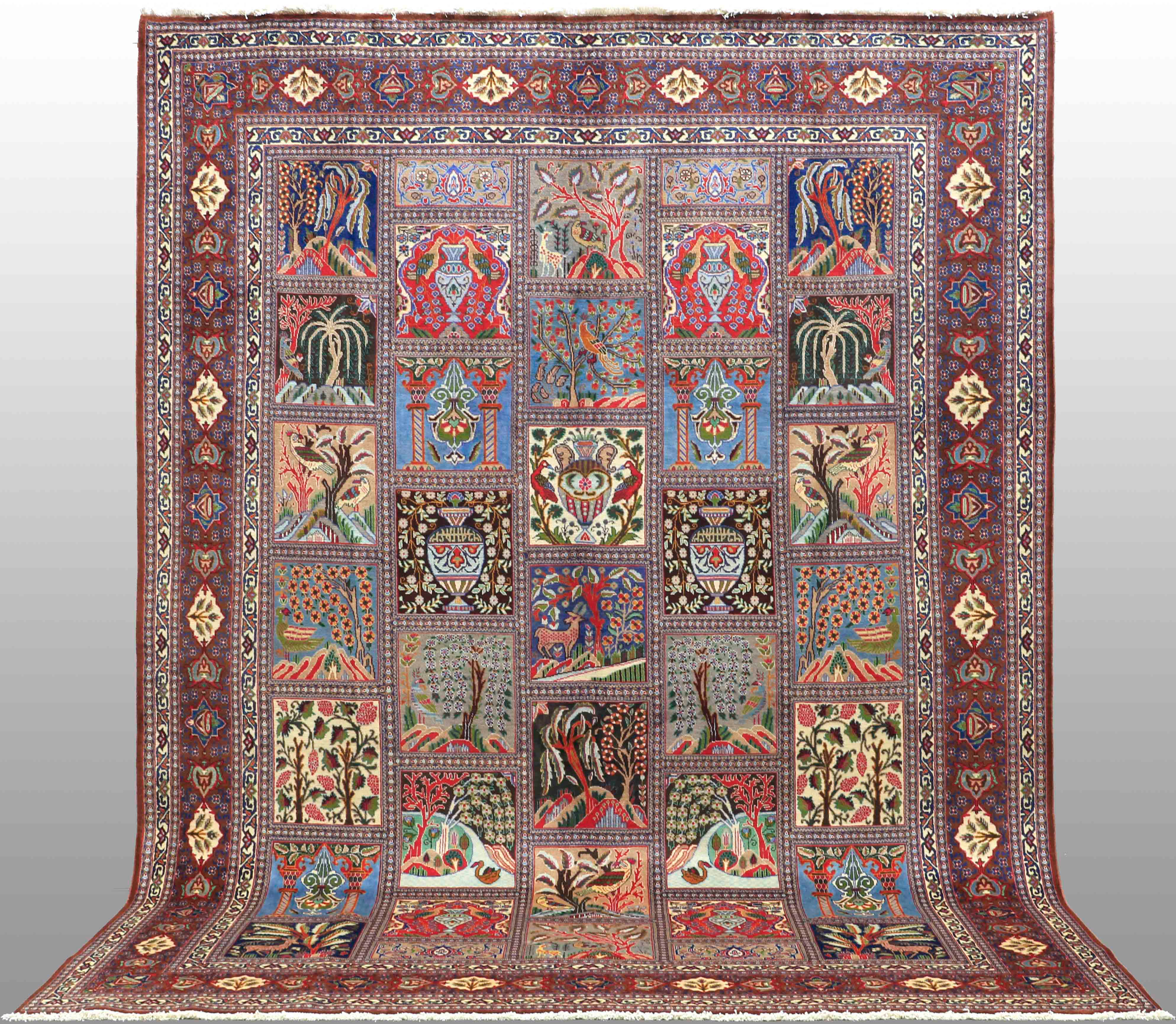 MATTA. Figural Kashmar trädgårdsmönstrad, 393 x 290 cm.