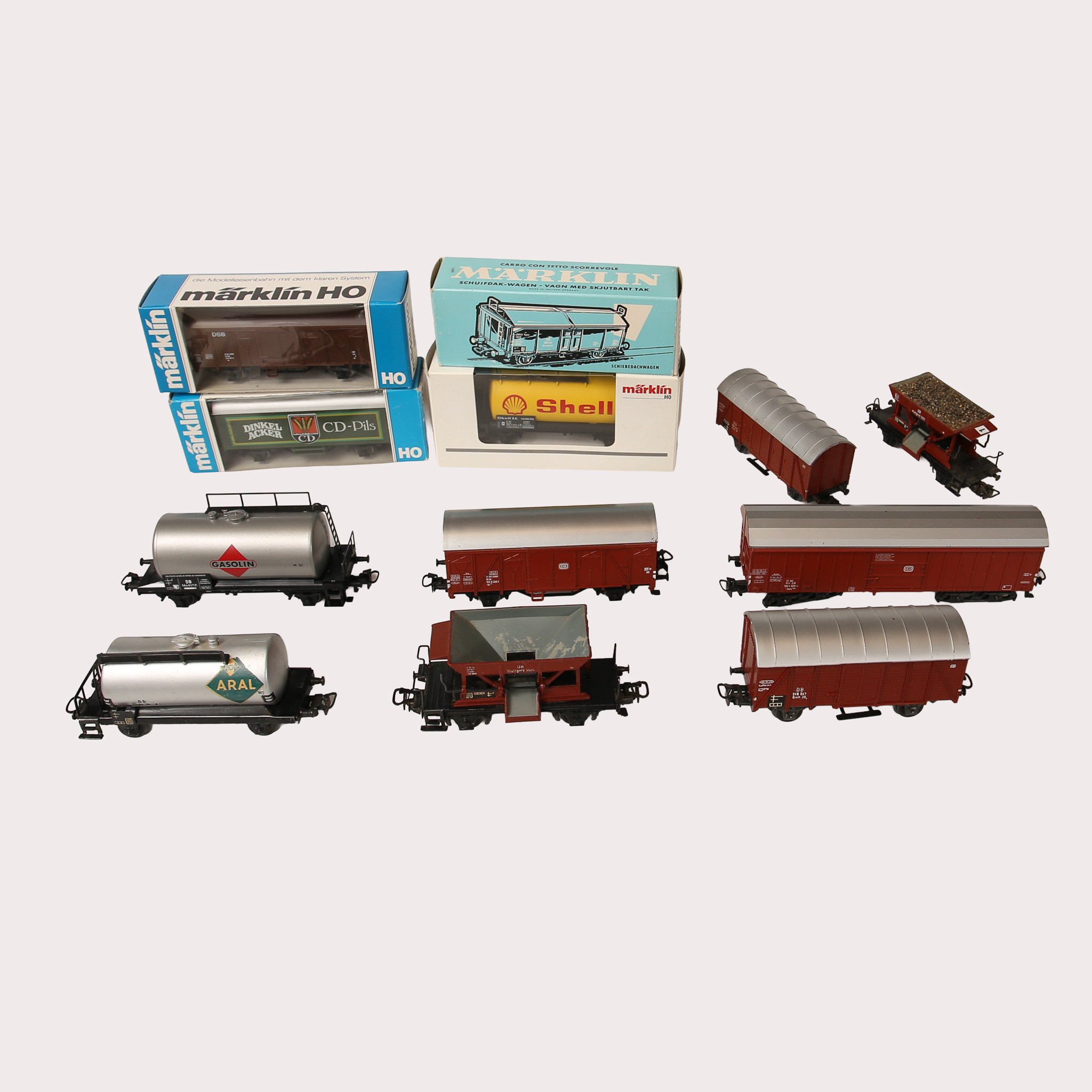 MÄRKLIN, 12 st., vagnar, vissa H0. 1900-talets tredje fjärdedel, och framåt. 4 st., har originalförpackningar.
