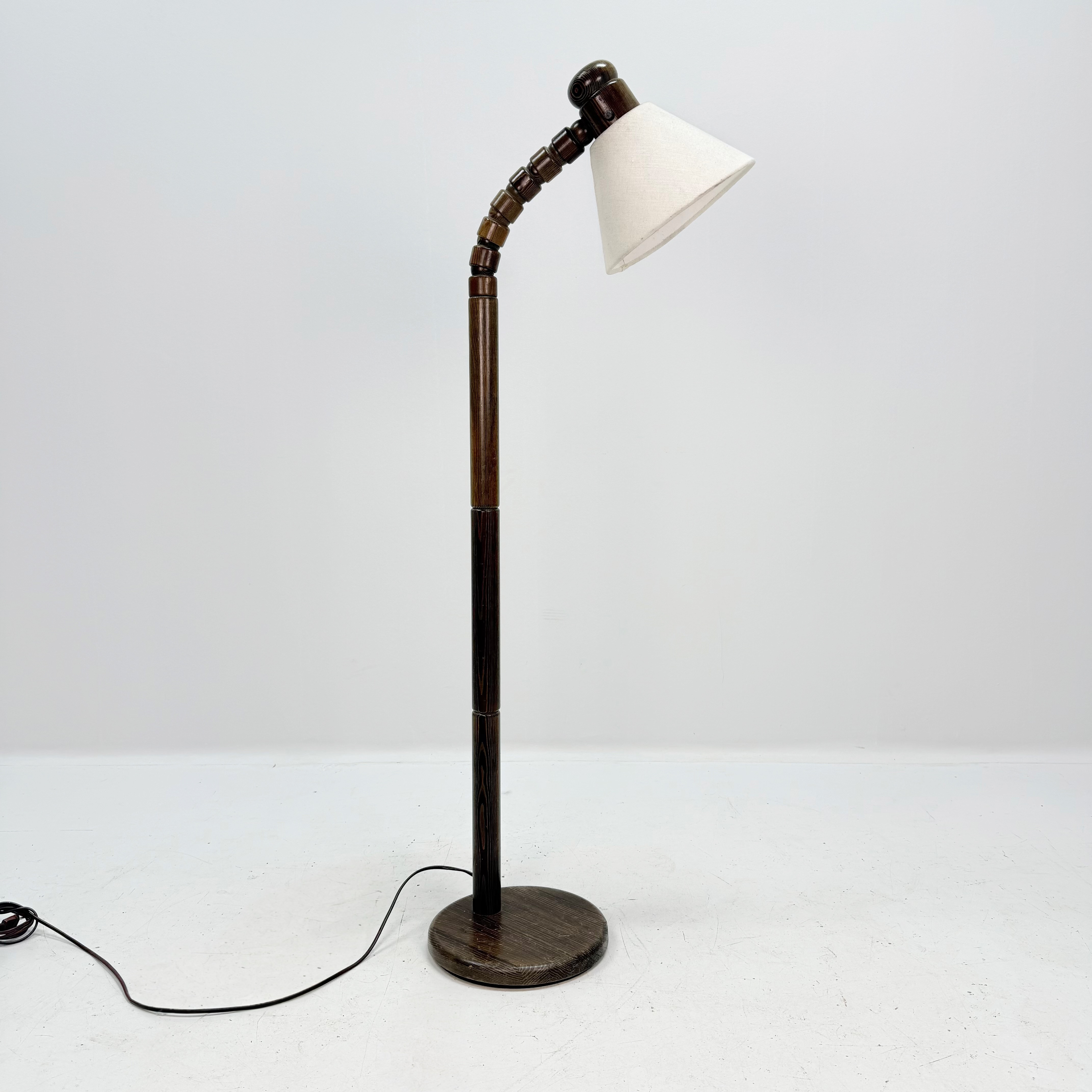 GOLVLAMPA, betsad furu, modell 1031, Solbackens Svarveri, 1900-tal.lampknapp i trä.