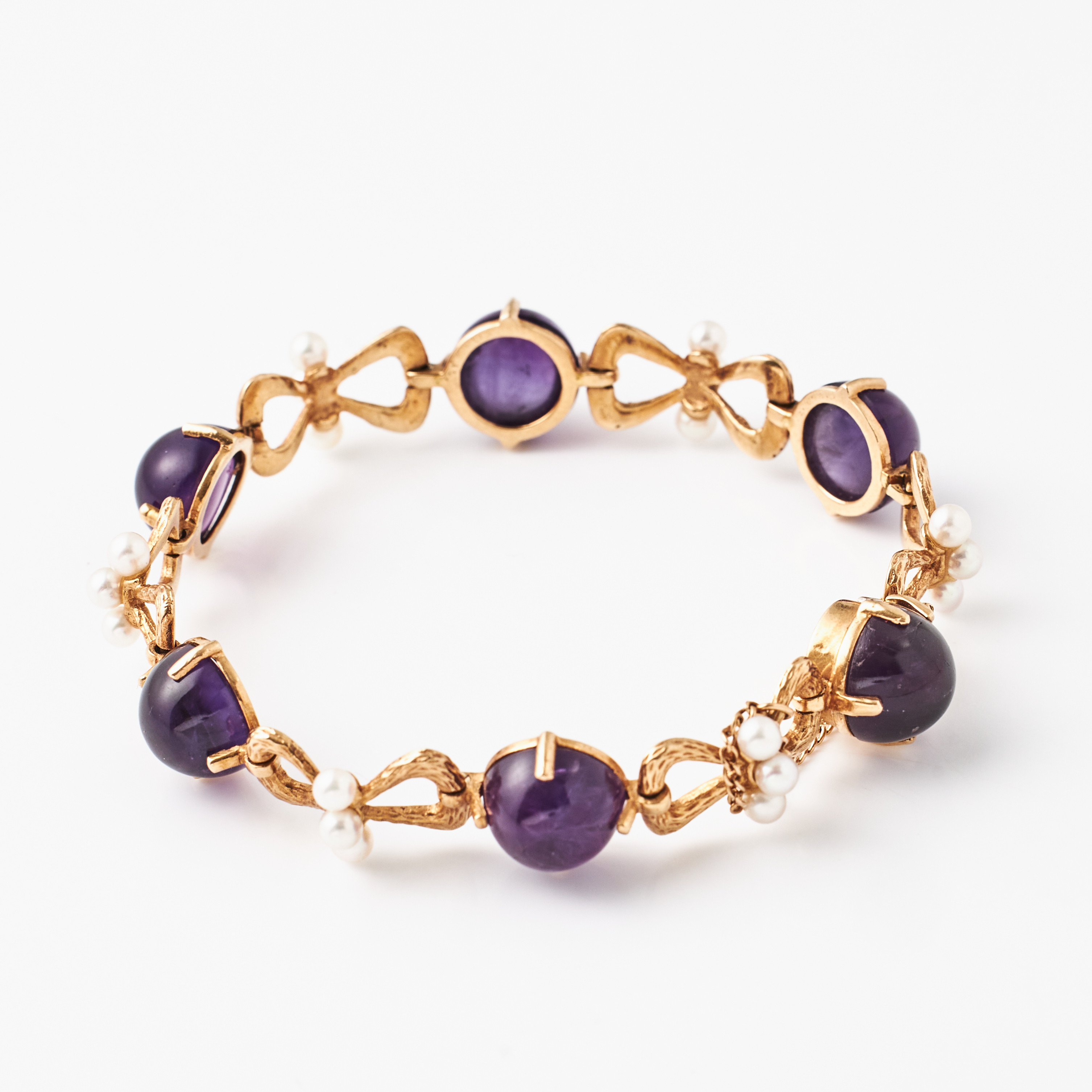 HERIBERT ENGELBERT, armband, 18 k guld, dekor av cabochonslipade ametister och odlade saltvattenspärlor, Stockholm 1968.