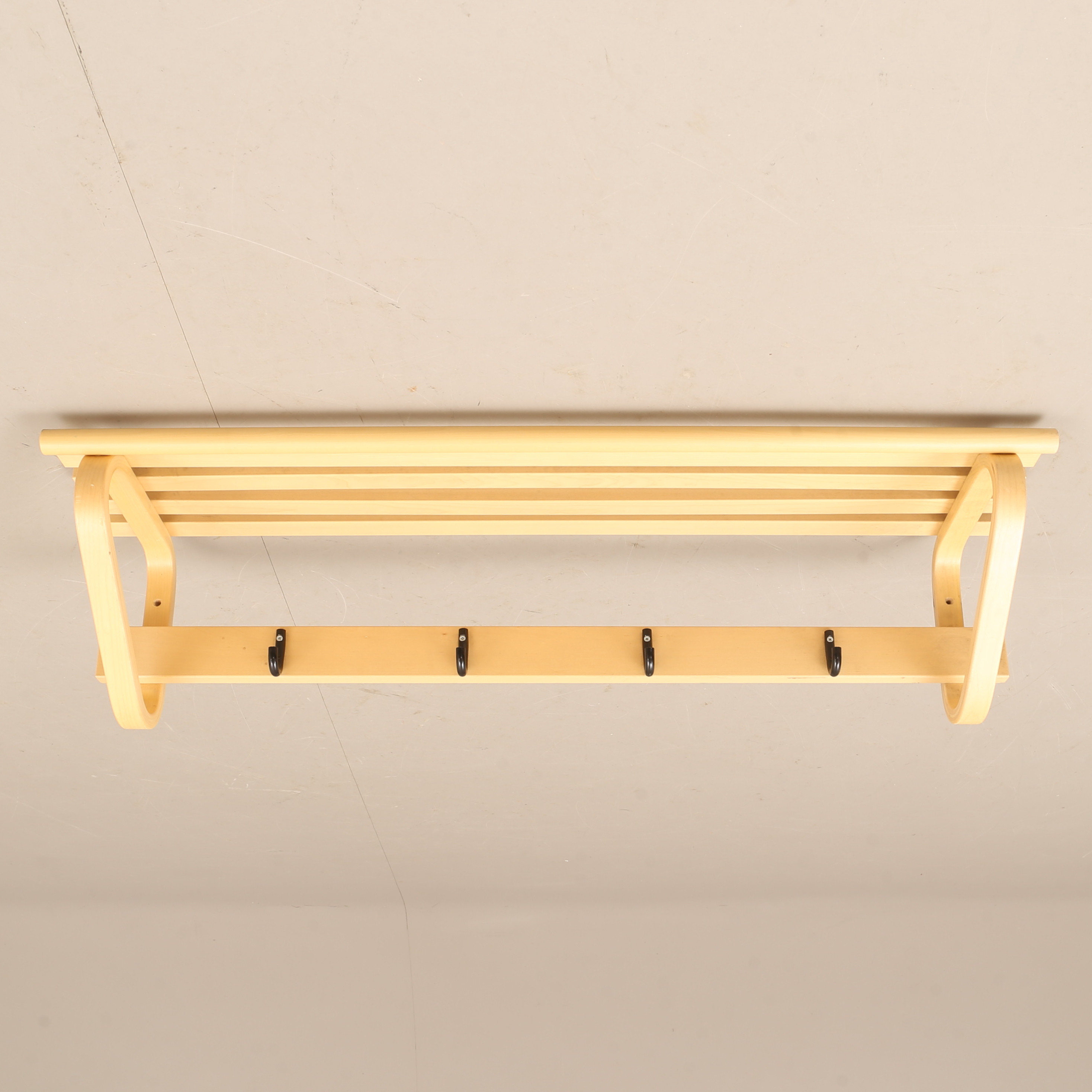 ALVAR AALTO. Hatthylla, trä, Artek.