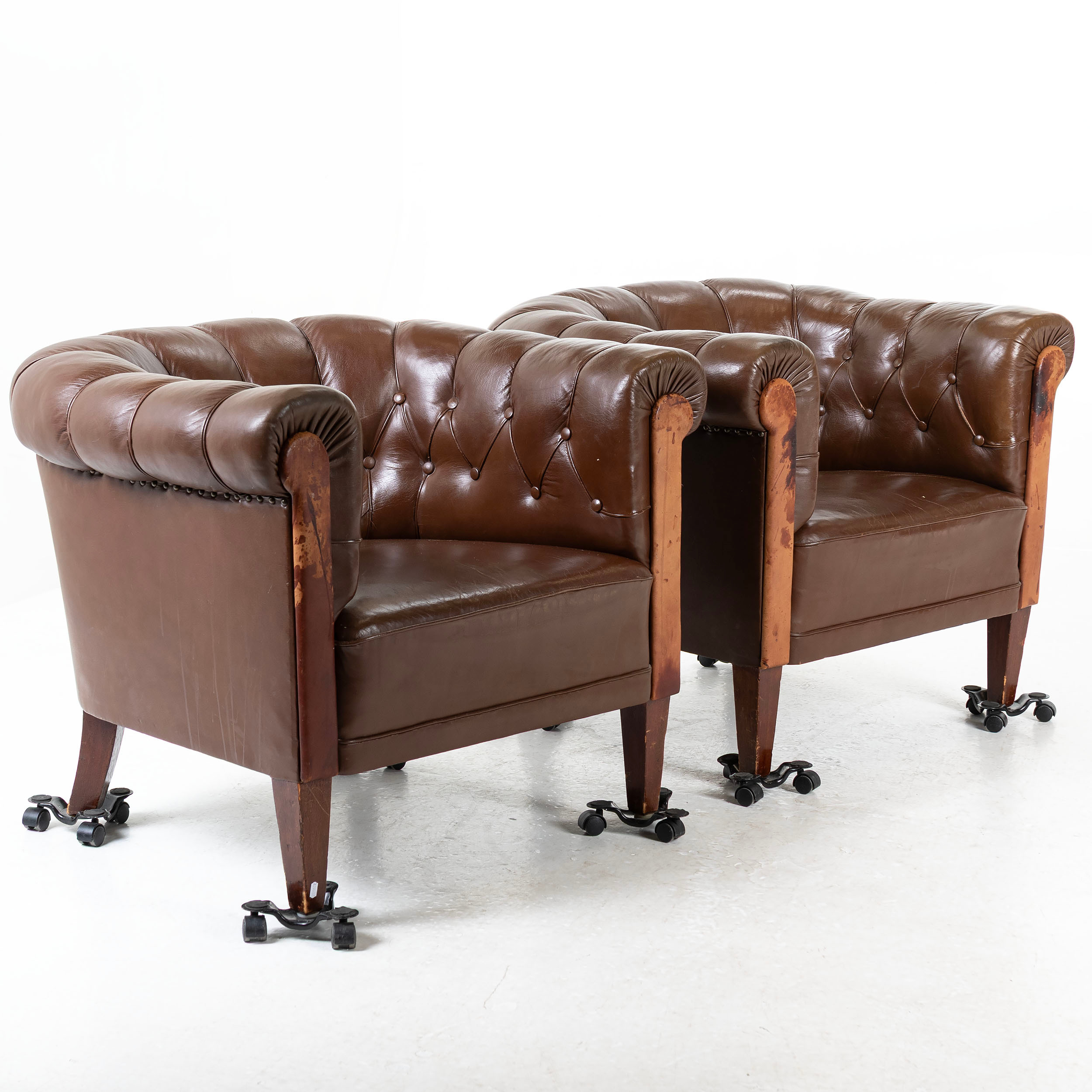CLUBFÅTÖLJER, 1 par, "Chesterfield", 1900-talets första hälft.