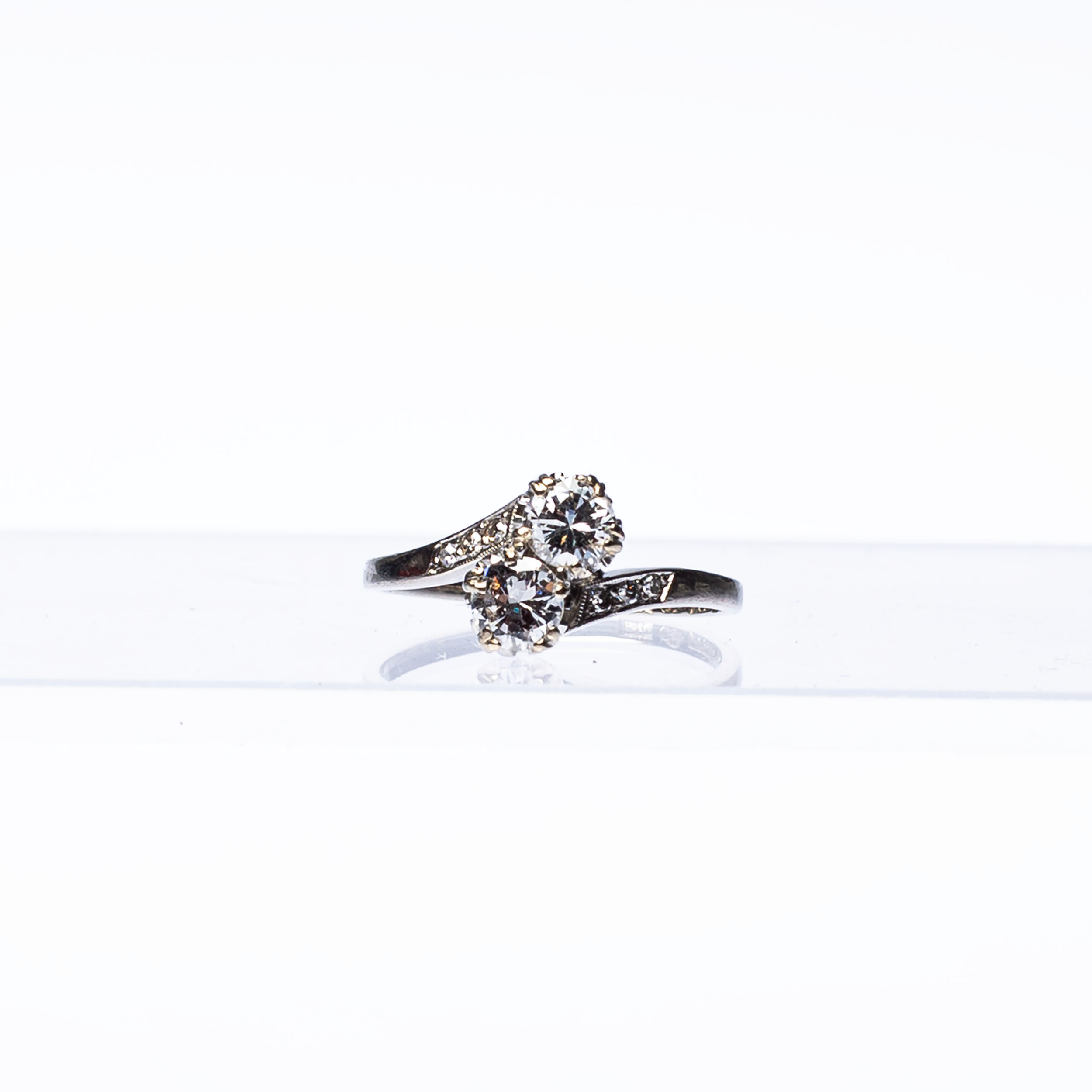 RING, 18k vitt guld, 2st briljantslipade diamanter 0,67 ct, år 1938, vikt ca 2.6g.