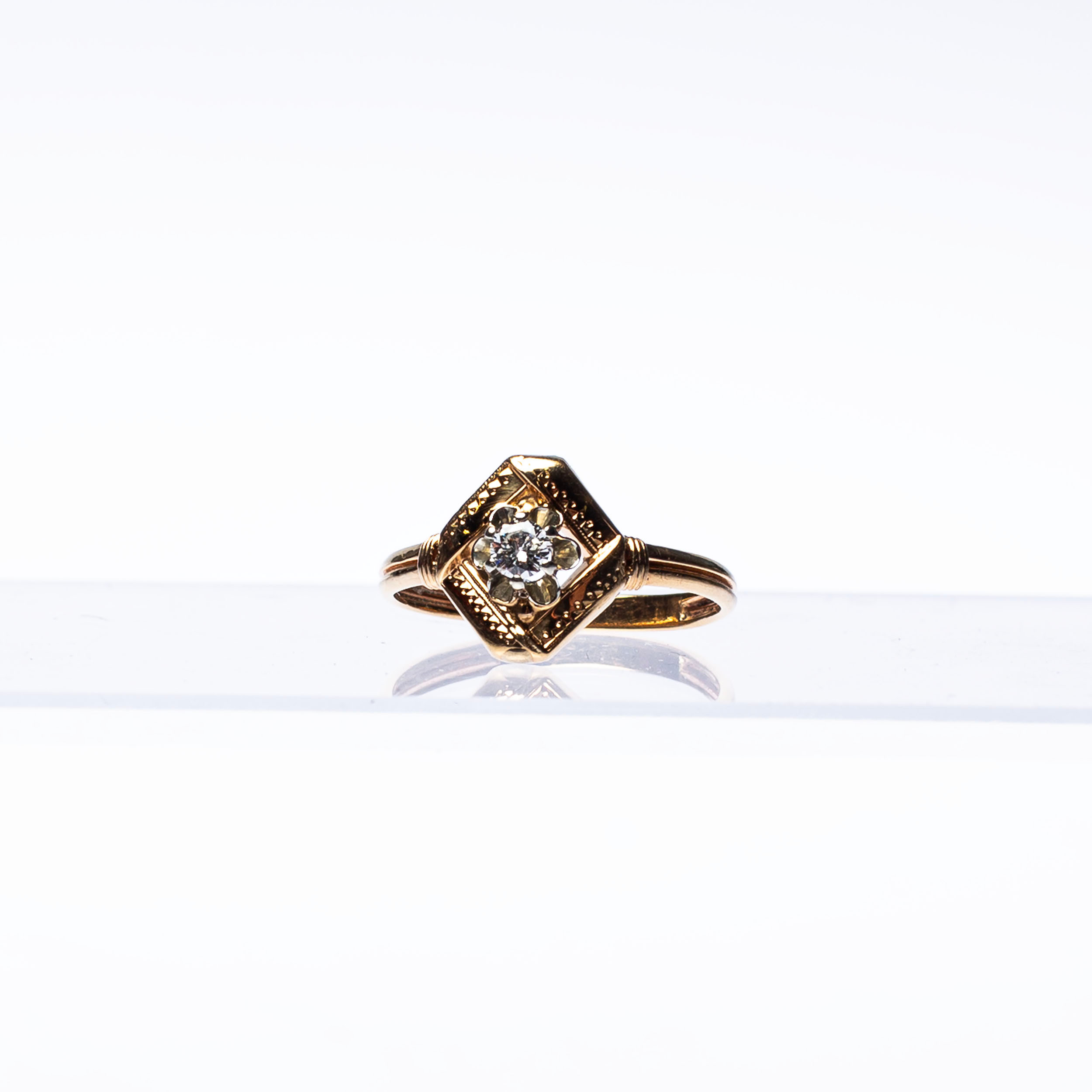 RING, 18k rödguld, briljantslipad sten, ca 1.77g.
