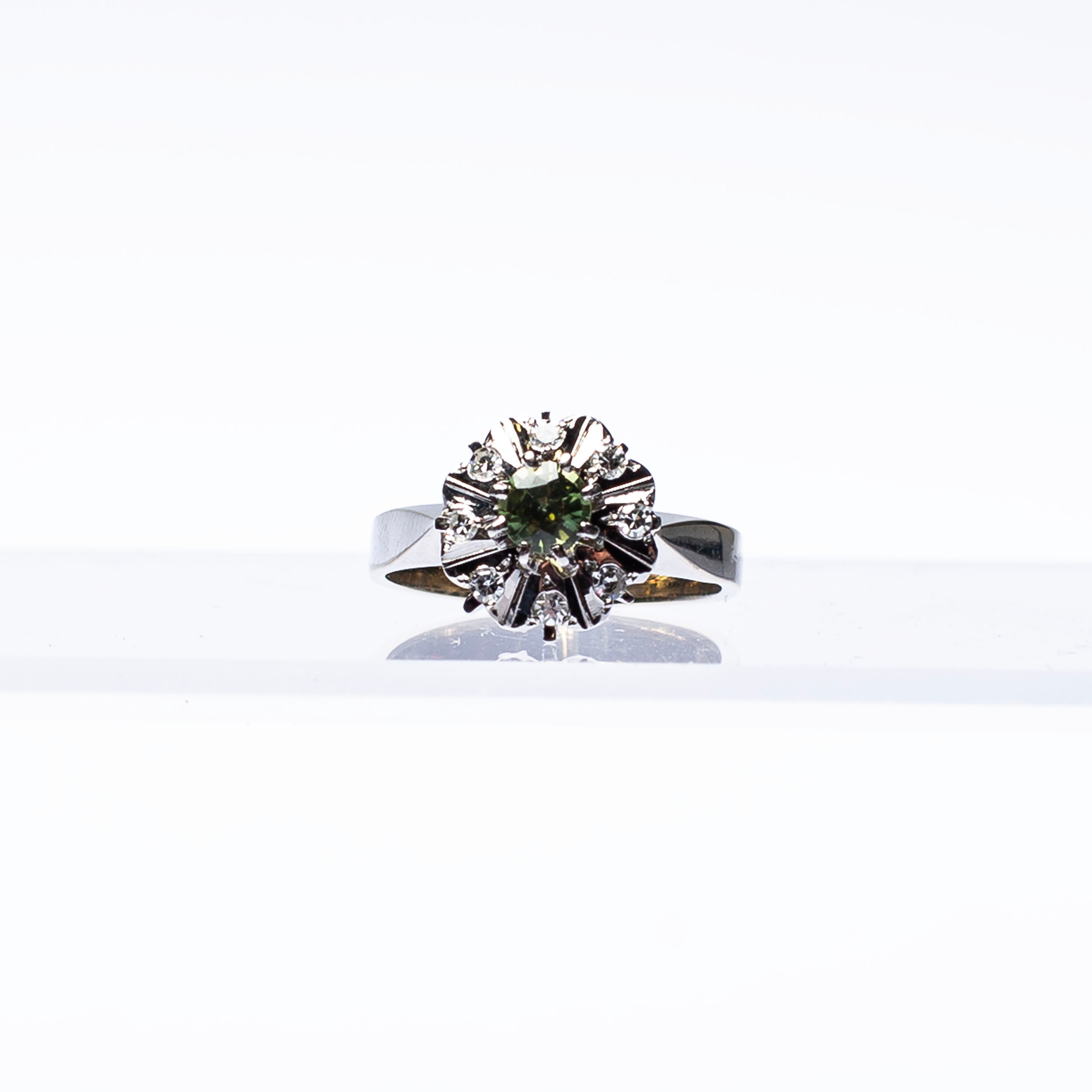 RING, 18k vitt guld med peridot, ca 0.30 ct, ca 4.29g.