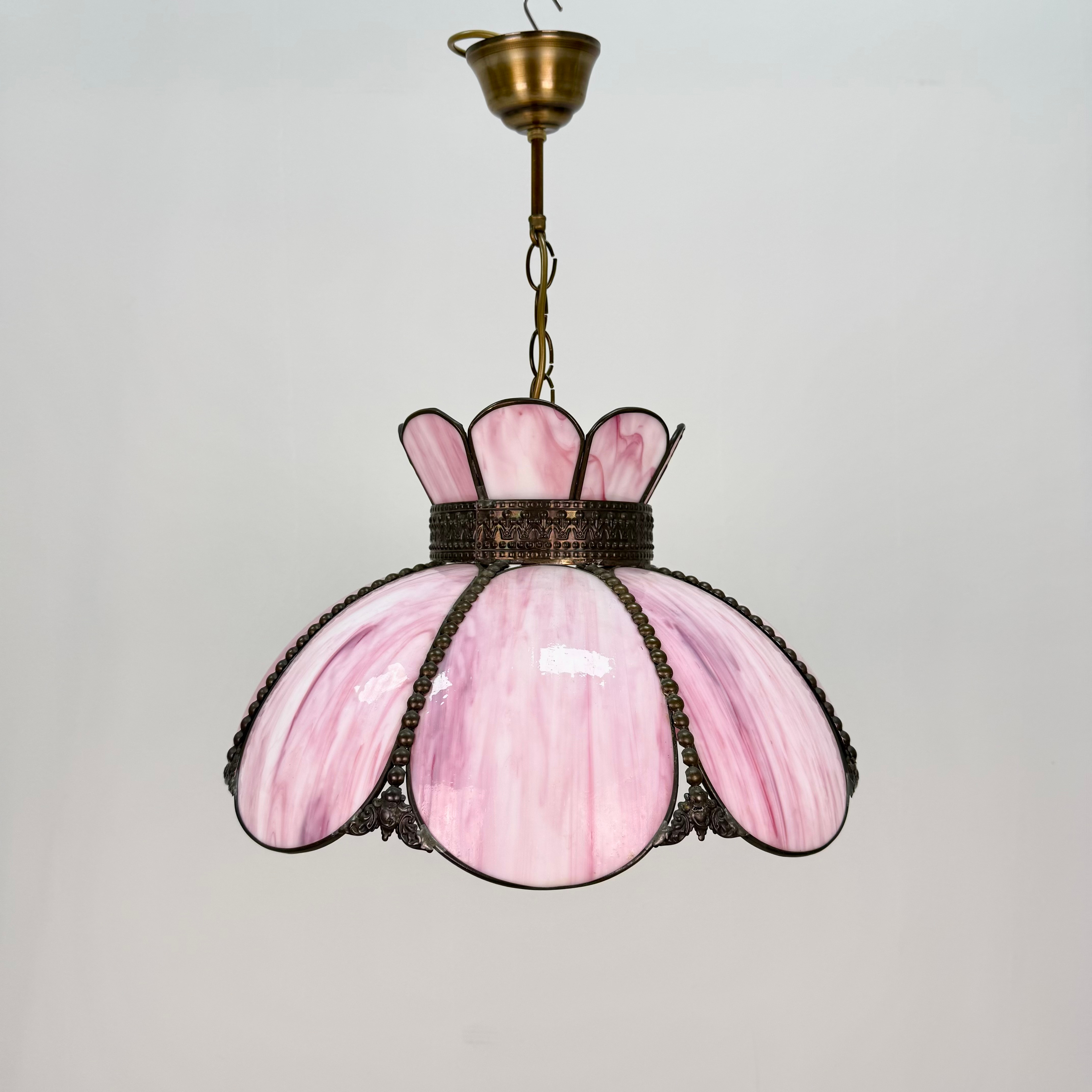 TAKLAMPA - Tiffany stil, glas och metall 1900 tal.